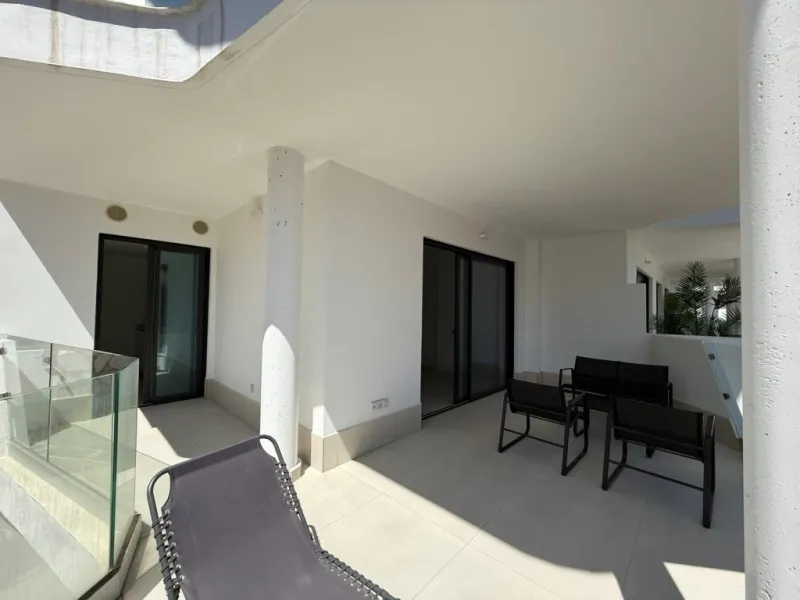 Welcome to this exclusive and modern apartment located in the sought-after area of Lomas del Higuerón.