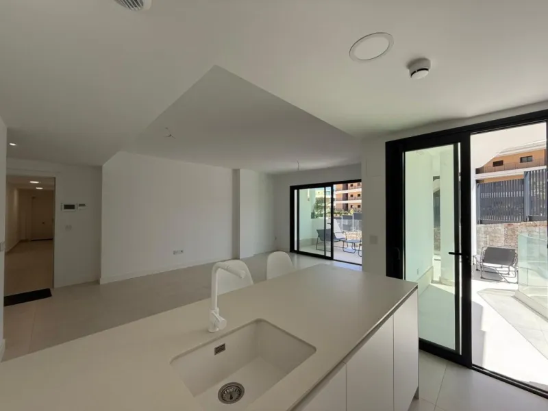 Welcome to this exclusive and modern apartment located in the sought-after area of Lomas del Higuerón.