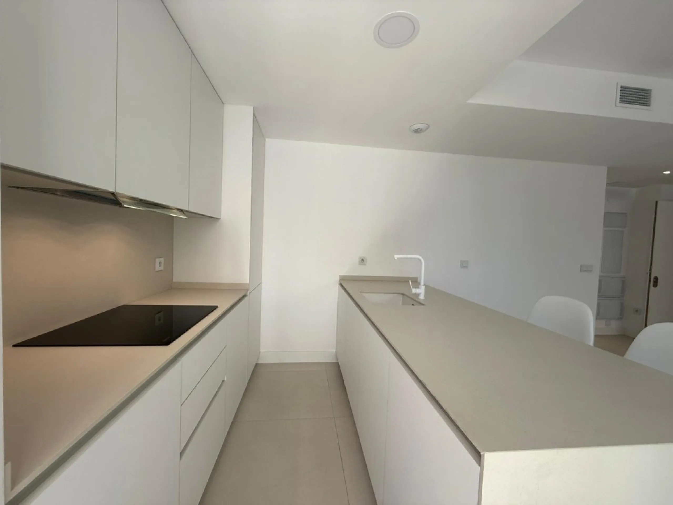 Welcome to this exclusive and modern apartment located in the sought-after area of Lomas del Higuerón.