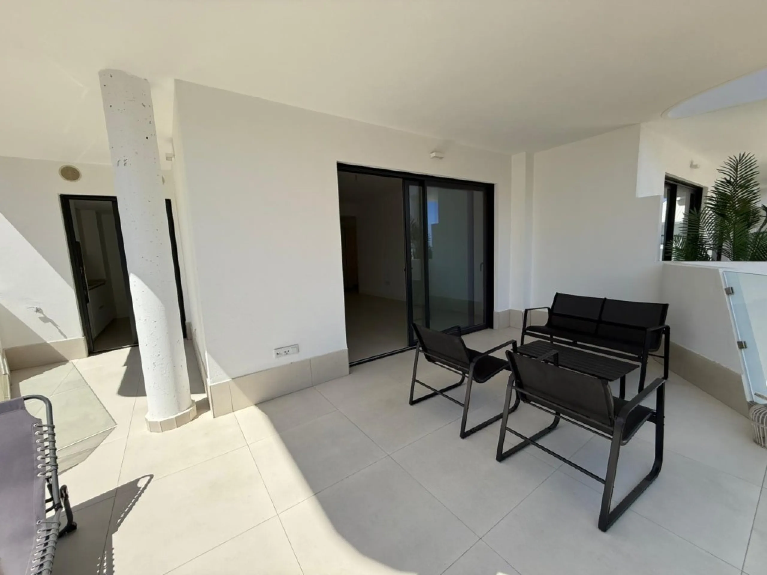 Welcome to this exclusive and modern apartment located in the sought-after area of Lomas del Higuerón.