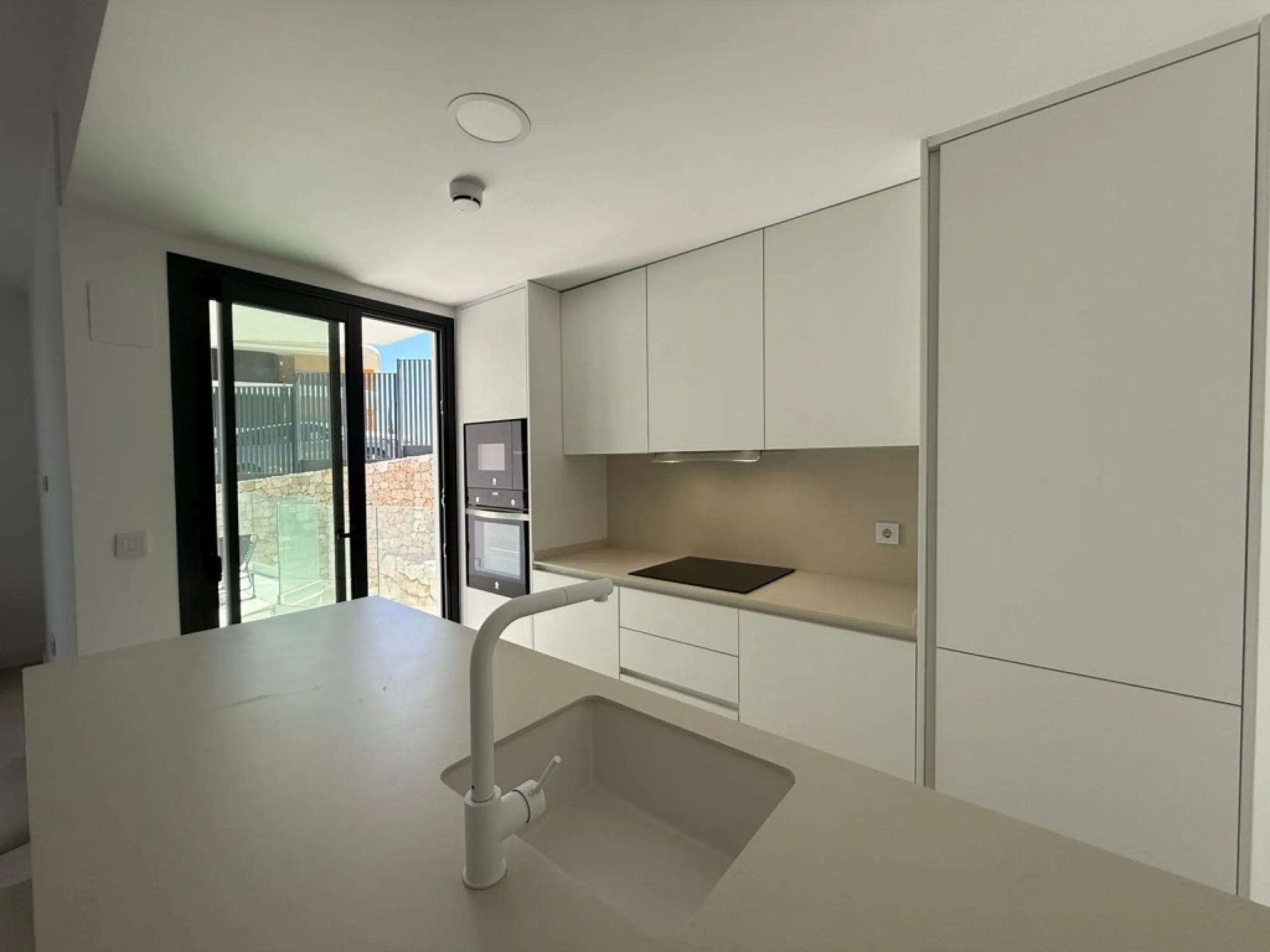 Welcome to this exclusive and modern apartment located in the sought-after area of Lomas del Higuerón.