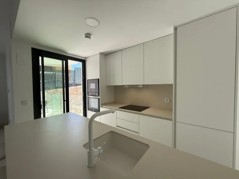 Welcome to this exclusive and modern apartment located in the sought-after area of Lomas del Higuerón.