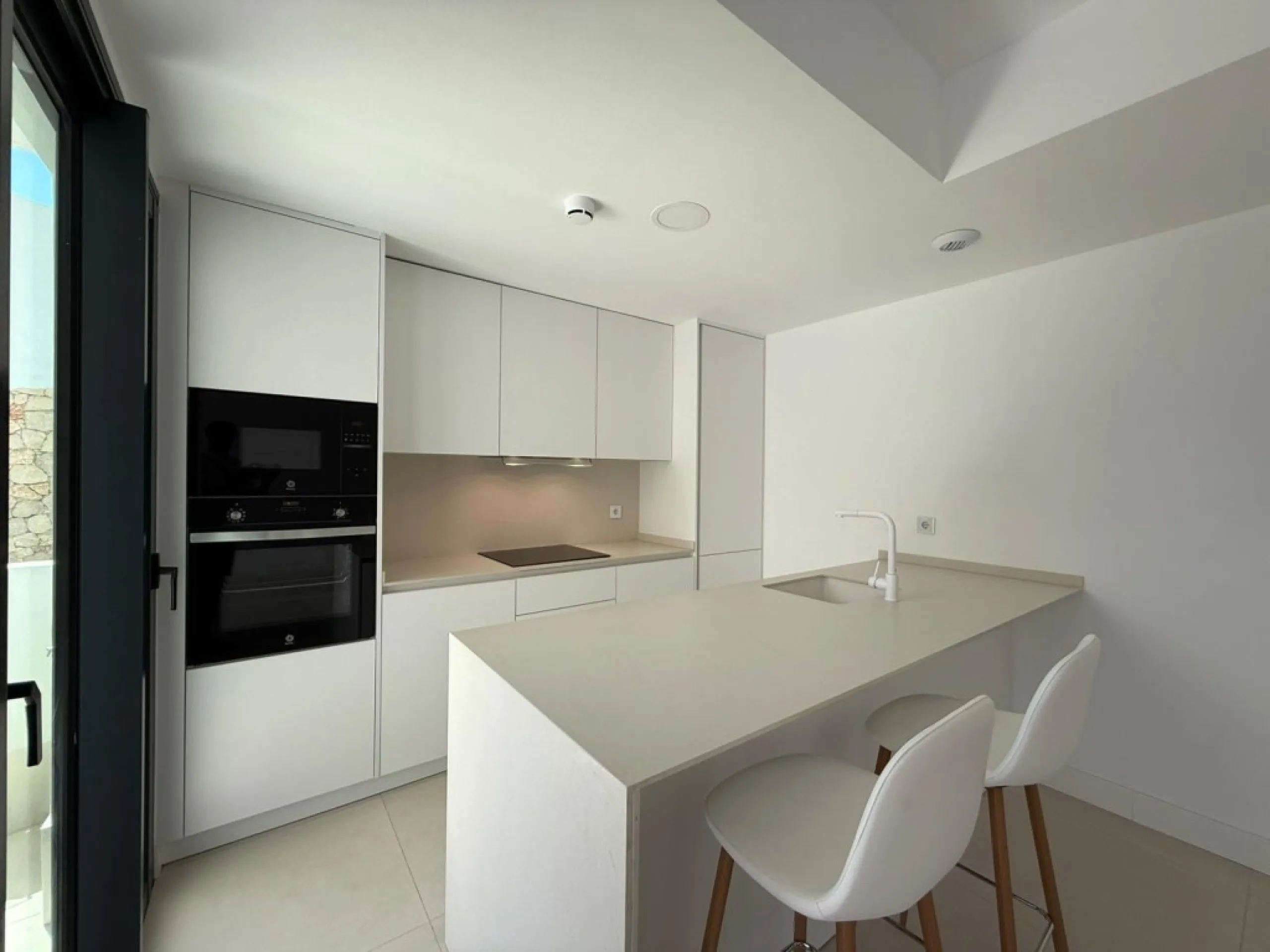 Welcome to this exclusive and modern apartment located in the sought-after area of Lomas del Higuerón.