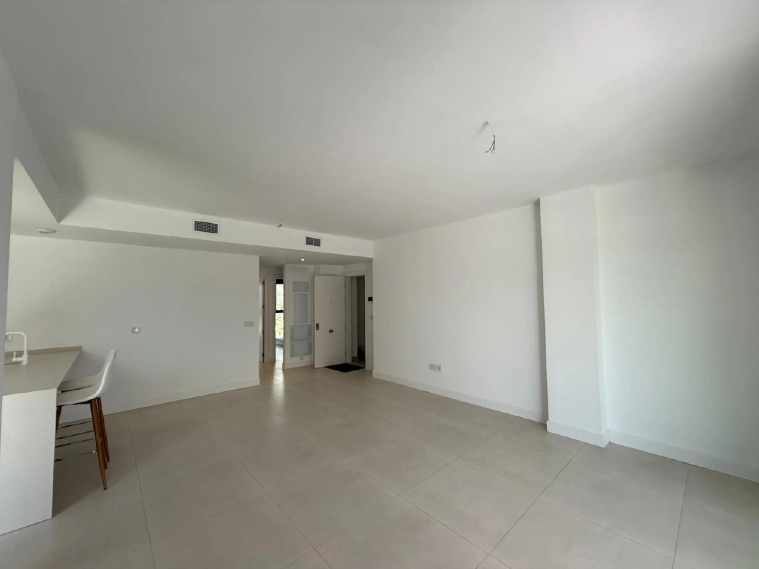 Welcome to this exclusive and modern apartment located in the sought-after area of Lomas del Higuerón.
