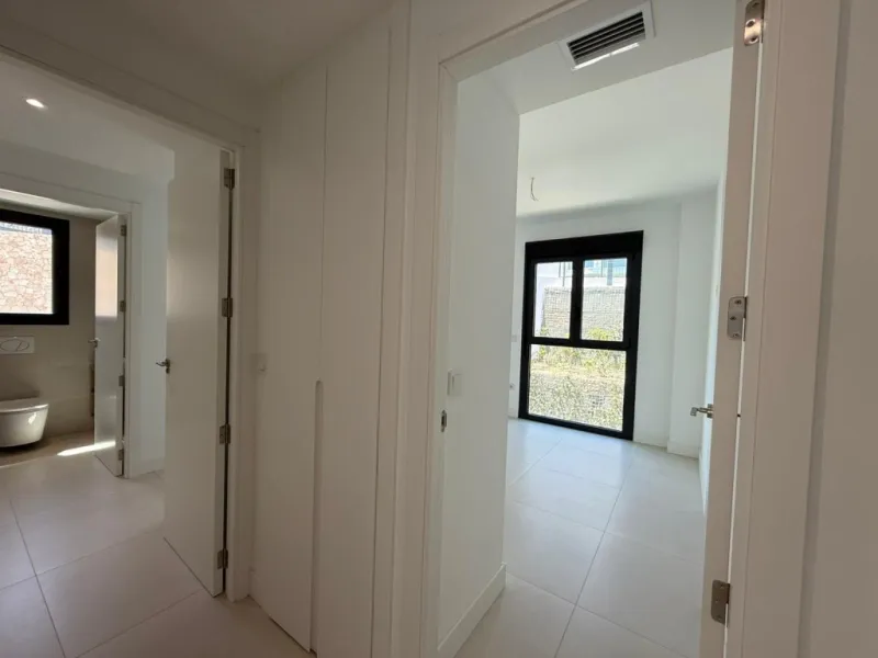 Welcome to this exclusive and modern apartment located in the sought-after area of Lomas del Higuerón.