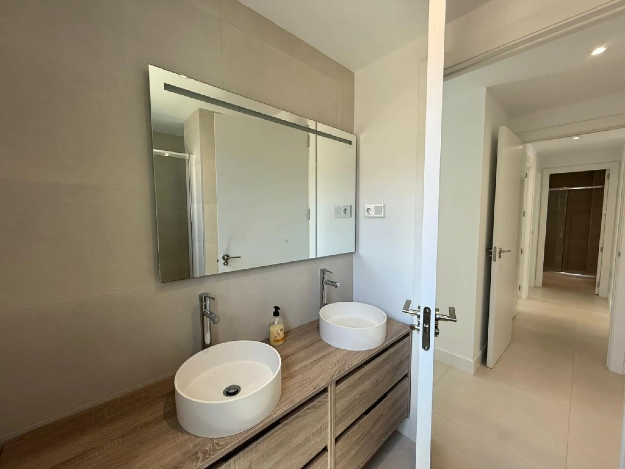 Welcome to this exclusive and modern apartment located in the sought-after area of Lomas del Higuerón.