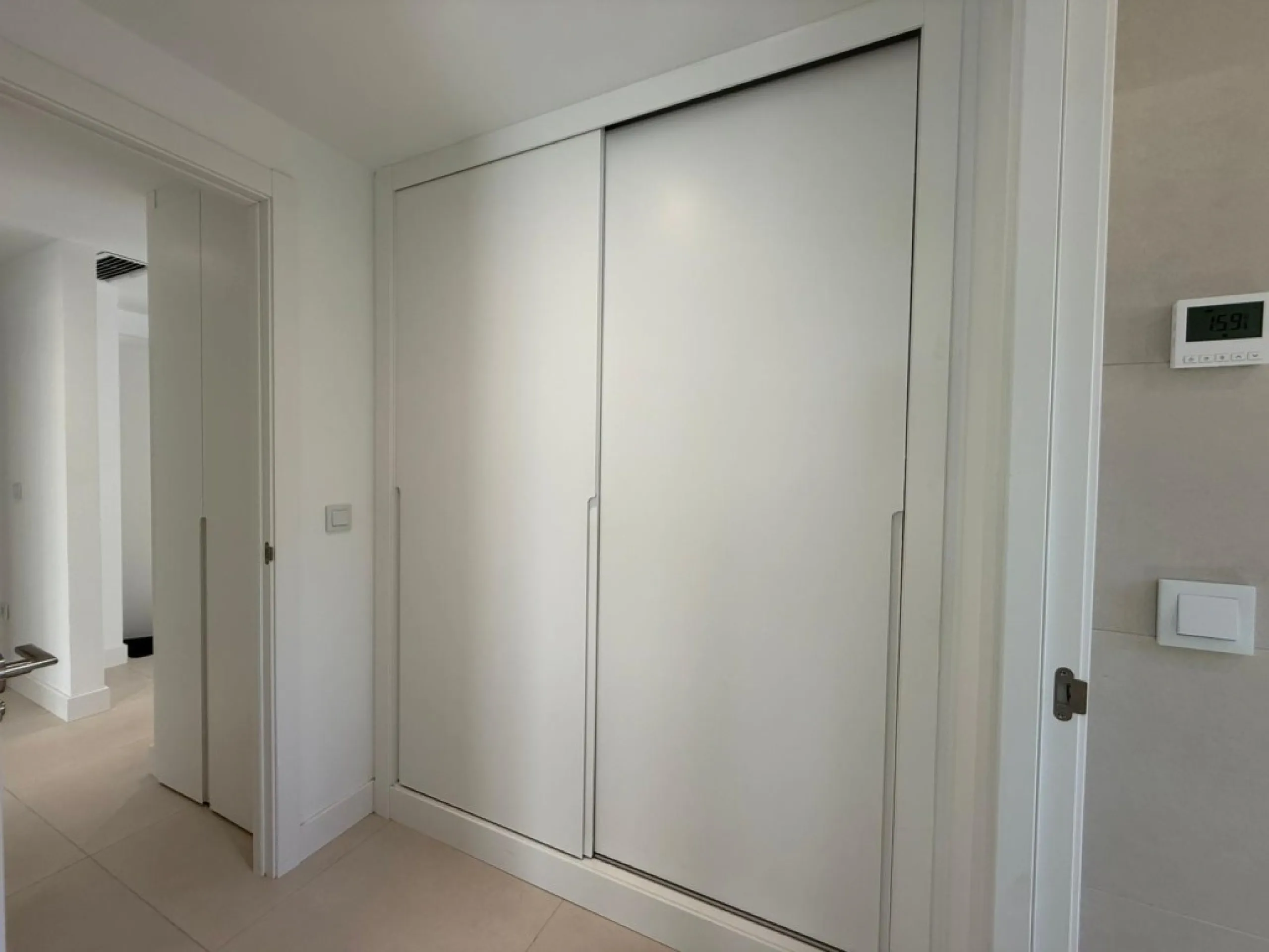 Welcome to this exclusive and modern apartment located in the sought-after area of Lomas del Higuerón.
