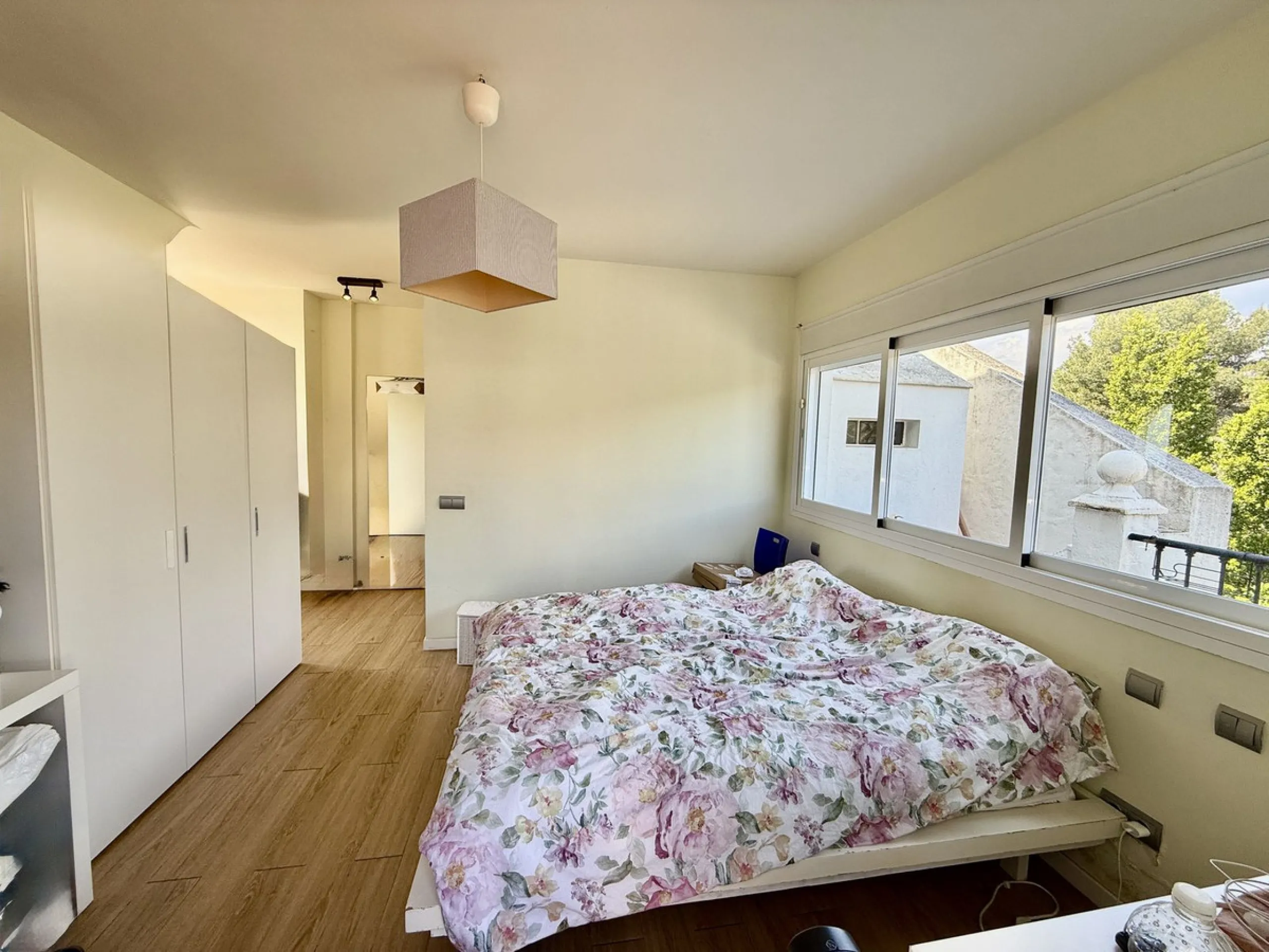 Duplex-Wohnung mit Südbalkonen, Solarium, Stellplatz und Abstellraum in Rocamar, Nagüeles, Marbella. Schnell zu verkaufen für nur 465.000 €