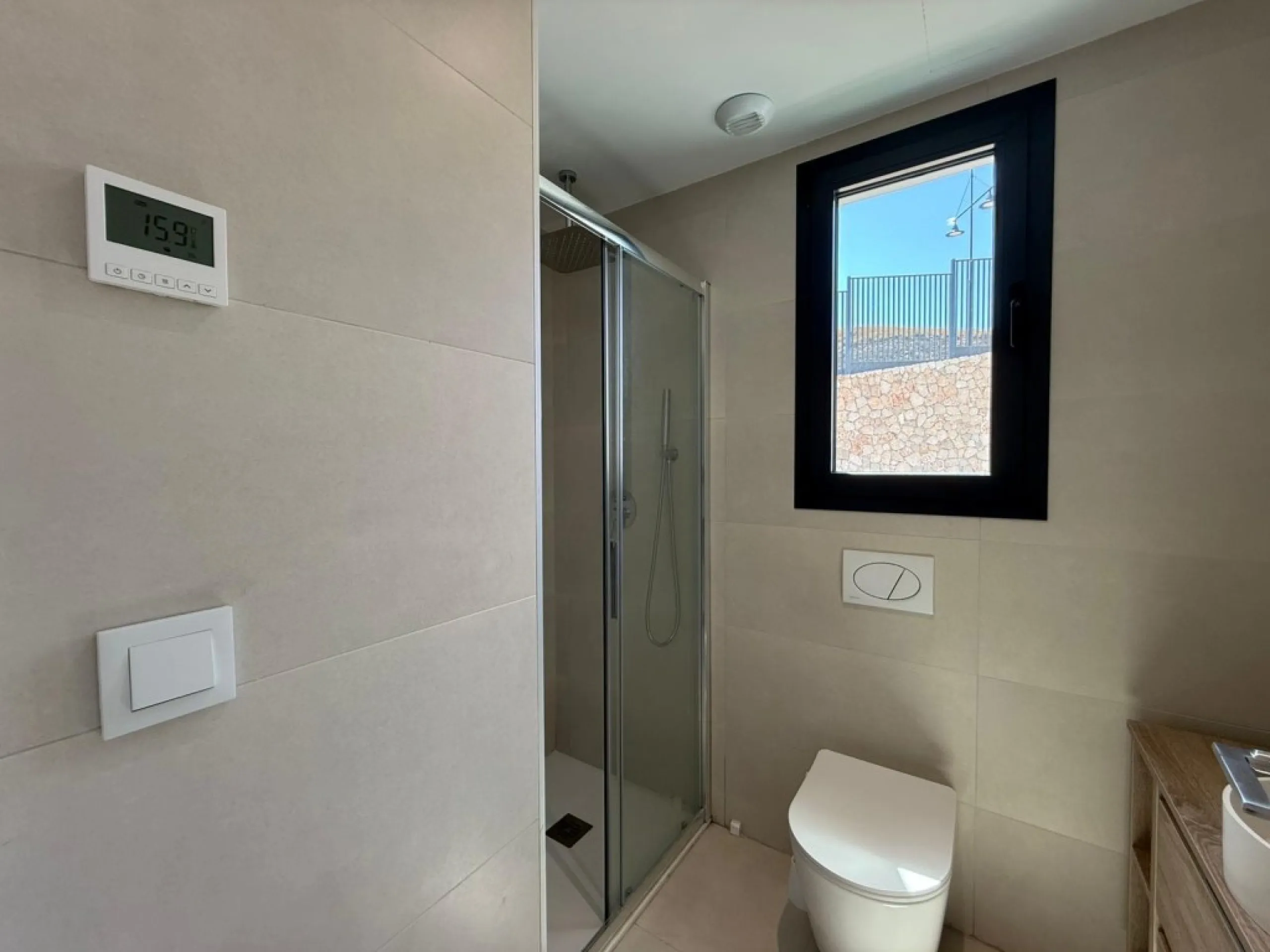 Welcome to this exclusive and modern apartment located in the sought-after area of Lomas del Higuerón.