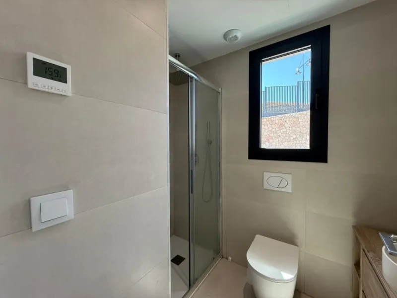 Welcome to this exclusive and modern apartment located in the sought-after area of Lomas del Higuerón.