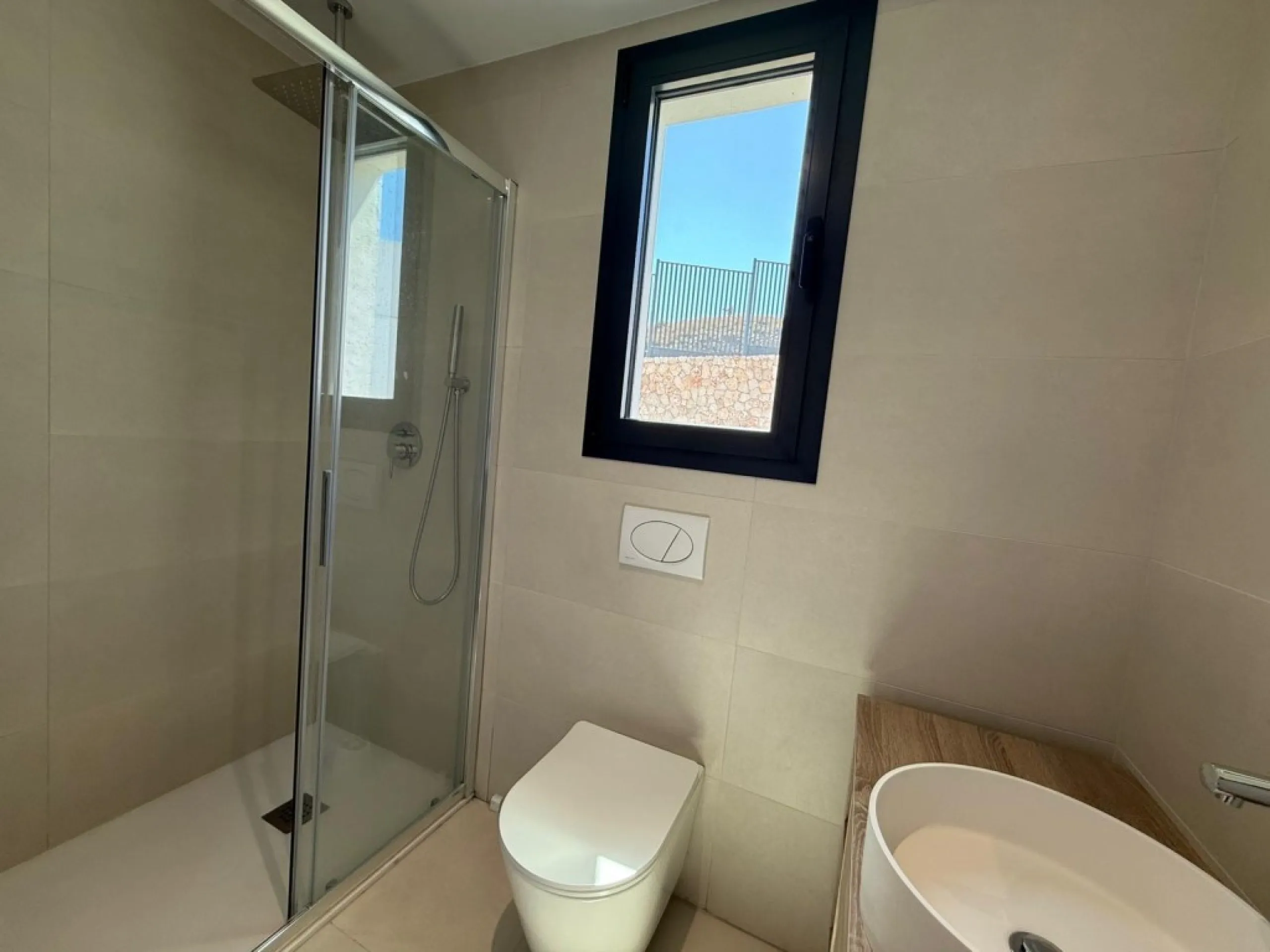Welcome to this exclusive and modern apartment located in the sought-after area of Lomas del Higuerón.