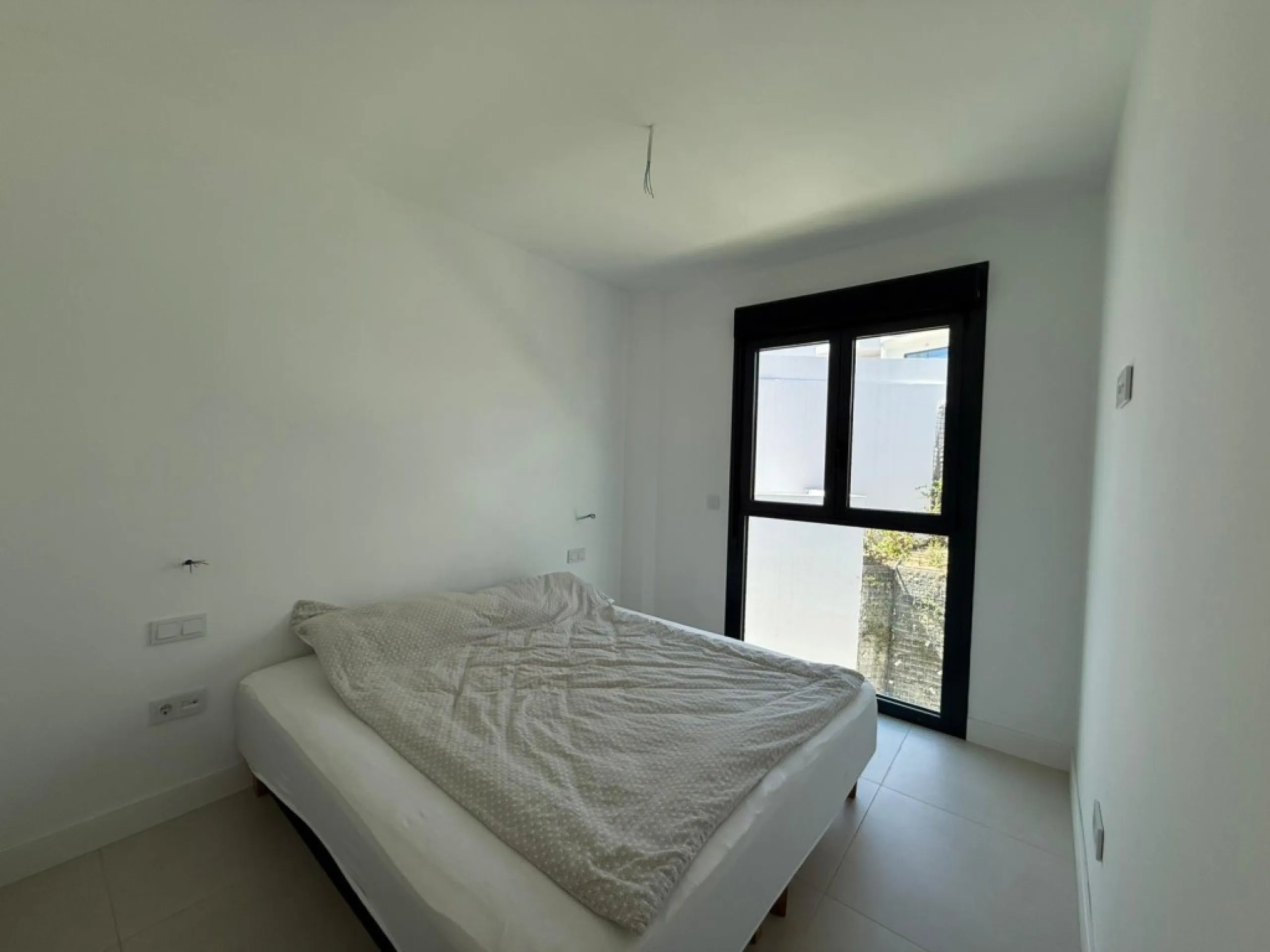 Welcome to this exclusive and modern apartment located in the sought-after area of Lomas del Higuerón.