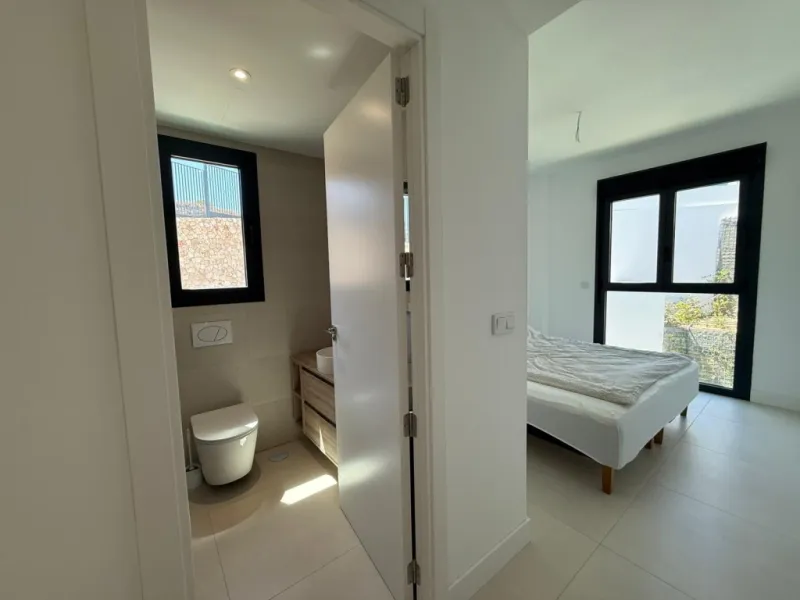 Welcome to this exclusive and modern apartment located in the sought-after area of Lomas del Higuerón.