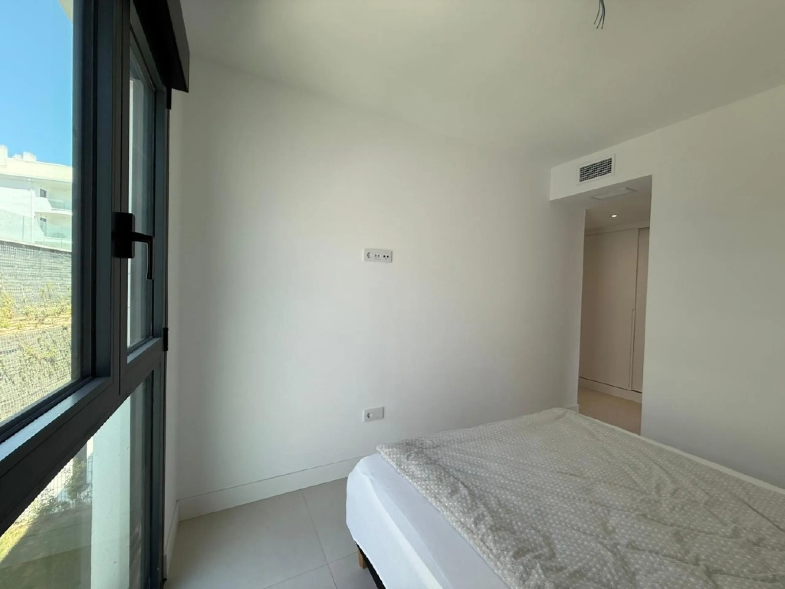 Welcome to this exclusive and modern apartment located in the sought-after area of Lomas del Higuerón.