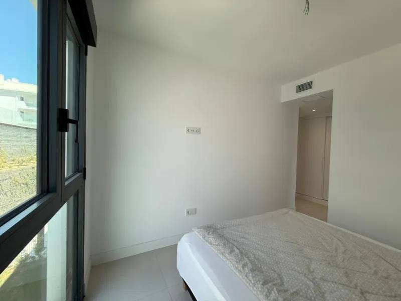 Welcome to this exclusive and modern apartment located in the sought-after area of Lomas del Higuerón.