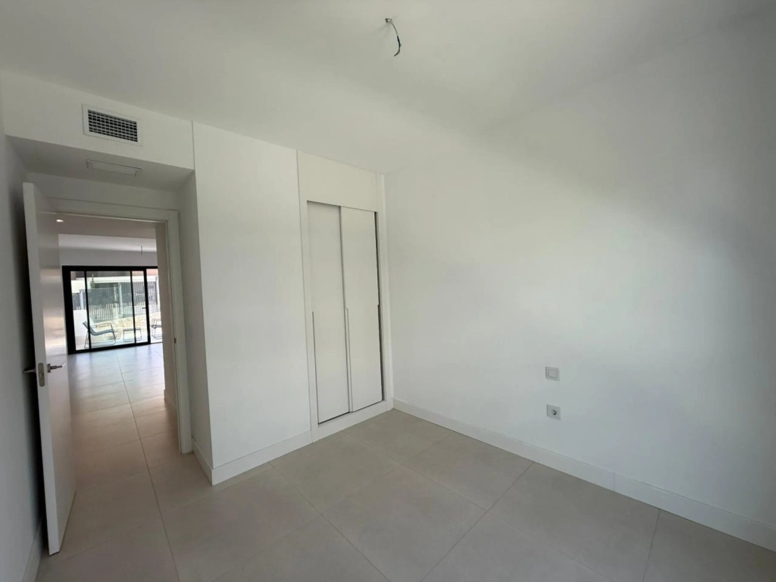 Welcome to this exclusive and modern apartment located in the sought-after area of Lomas del Higuerón.