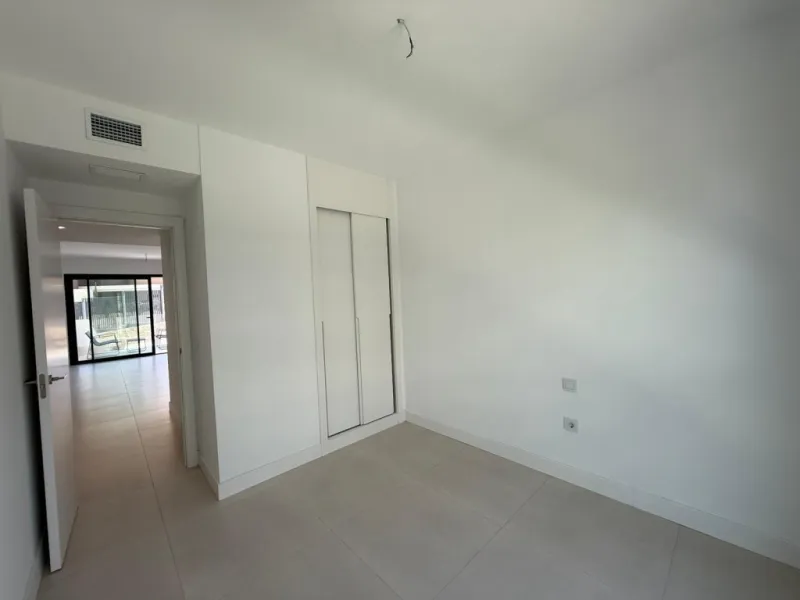 Welcome to this exclusive and modern apartment located in the sought-after area of Lomas del Higuerón.