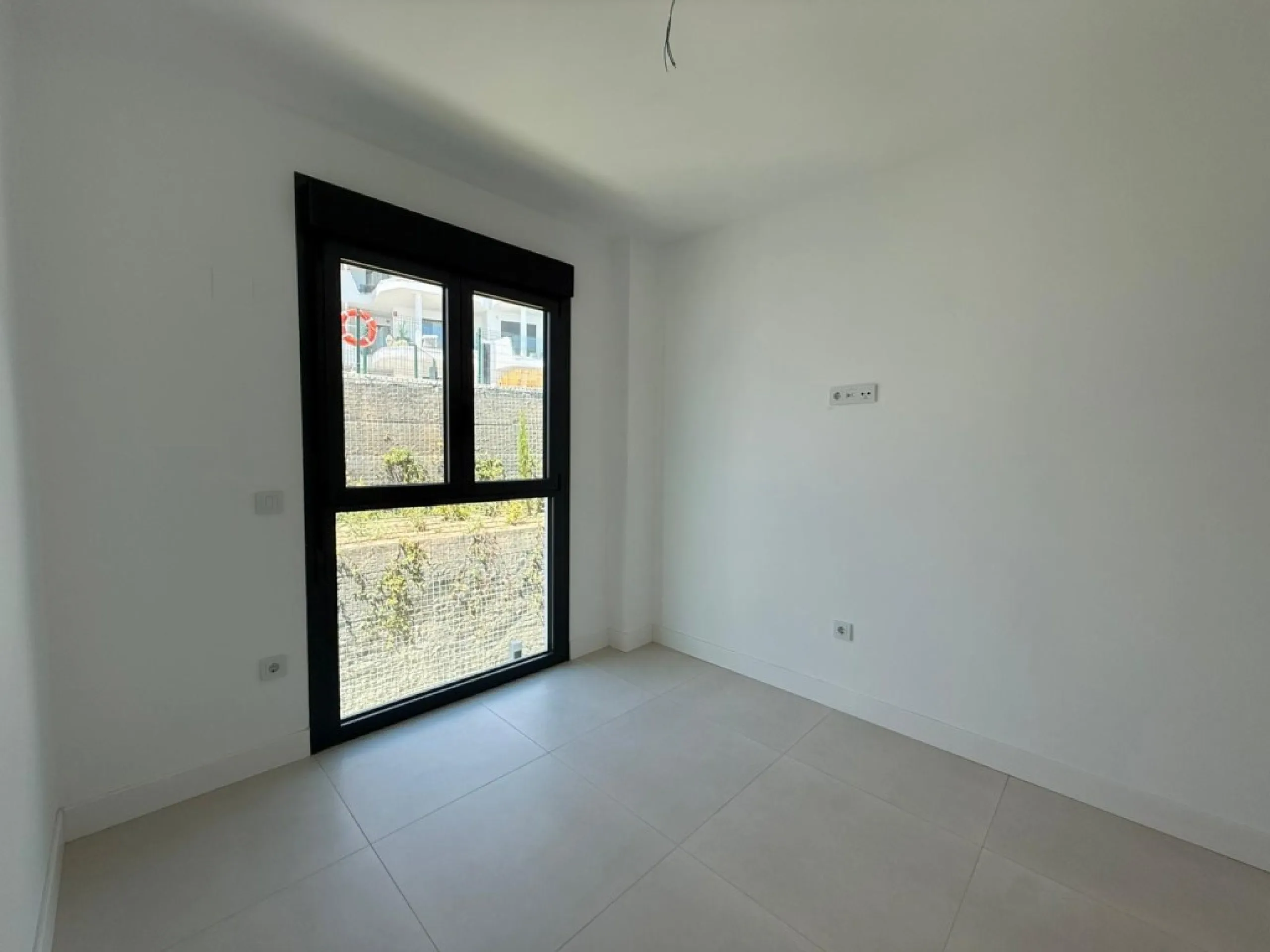 Welcome to this exclusive and modern apartment located in the sought-after area of Lomas del Higuerón.
