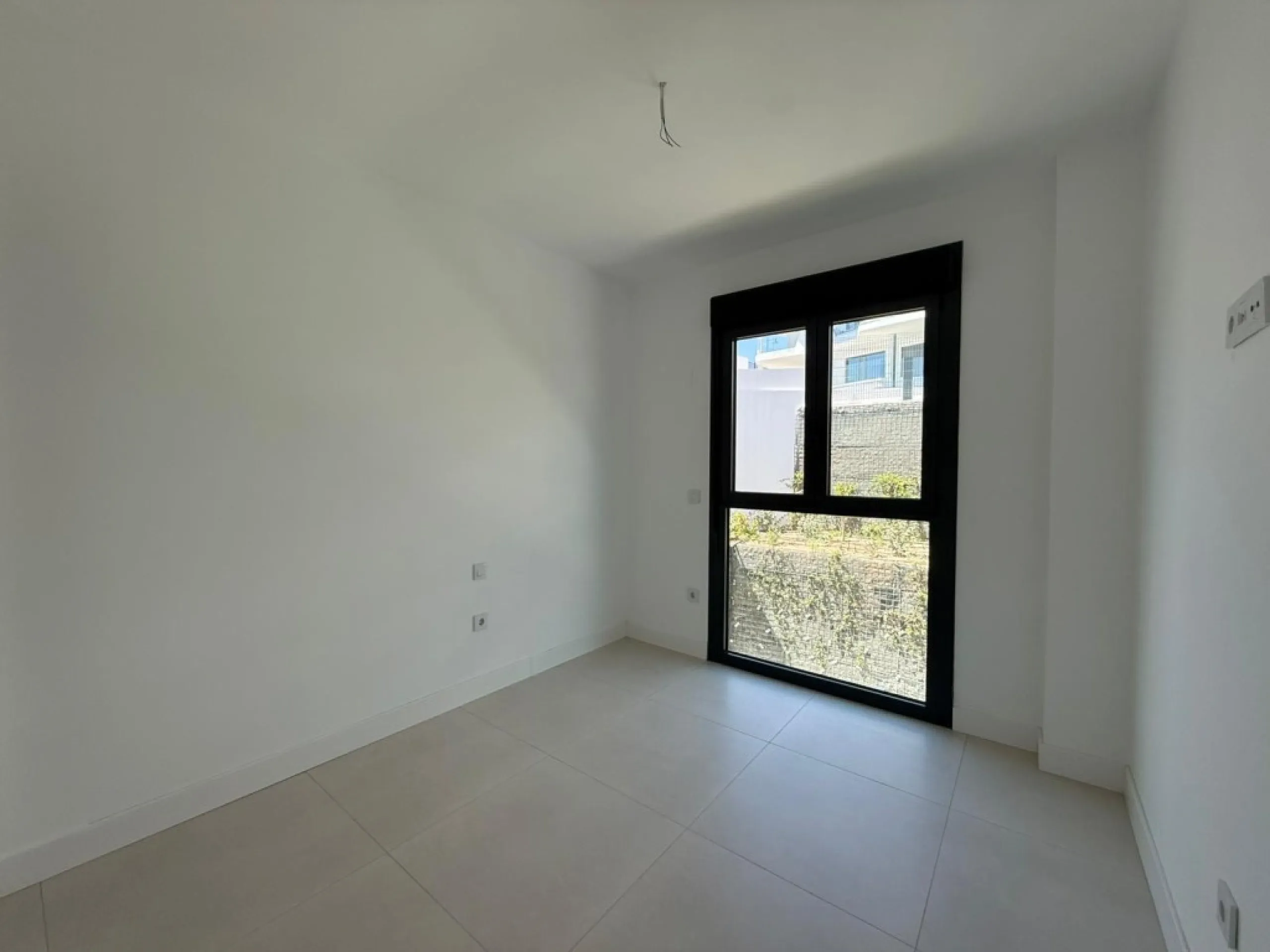 Welcome to this exclusive and modern apartment located in the sought-after area of Lomas del Higuerón.