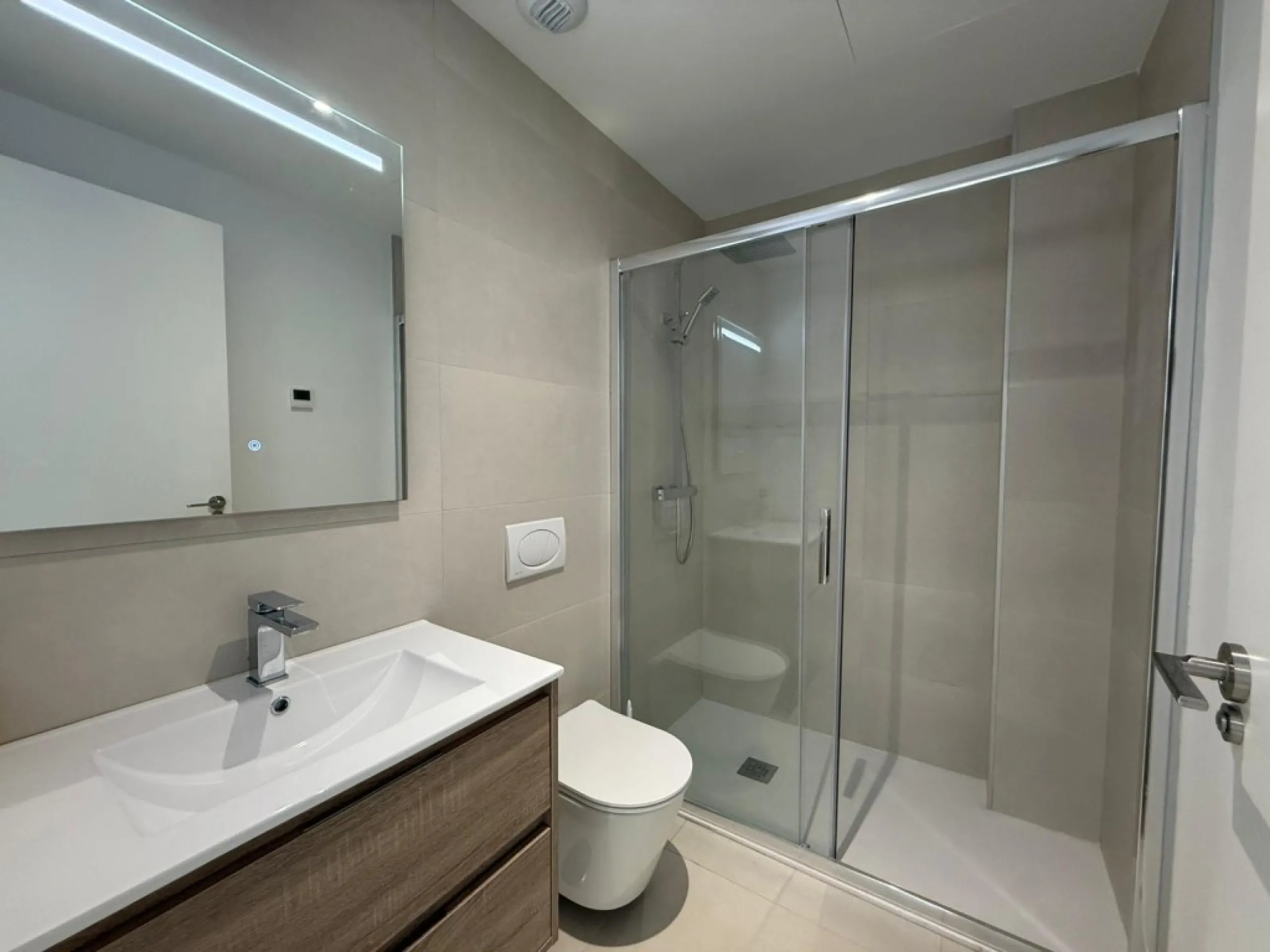 Welcome to this exclusive and modern apartment located in the sought-after area of Lomas del Higuerón.