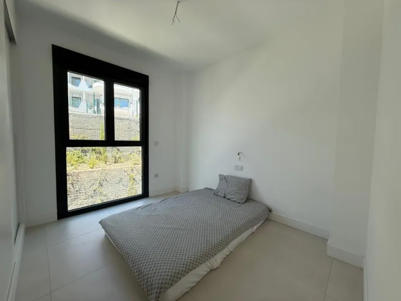 Welcome to this exclusive and modern apartment located in the sought-after area of Lomas del Higuerón.