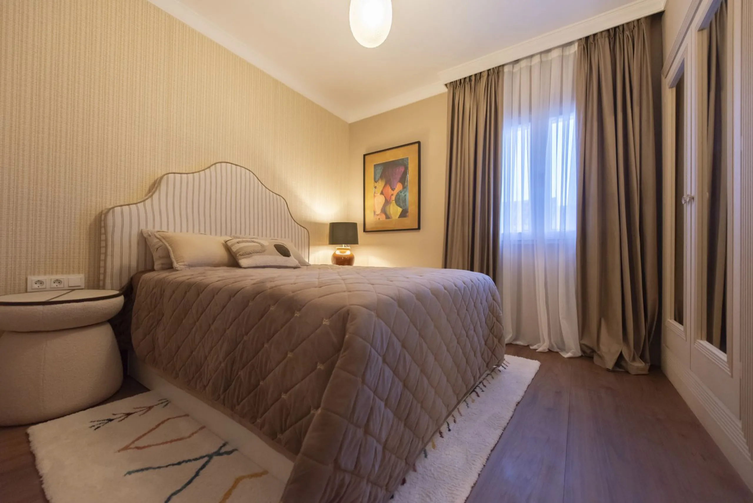 Discover this elegant, fully renovated west-facing townhouse, located in a quiet and well-maintained residential area in the heart of Aloha.