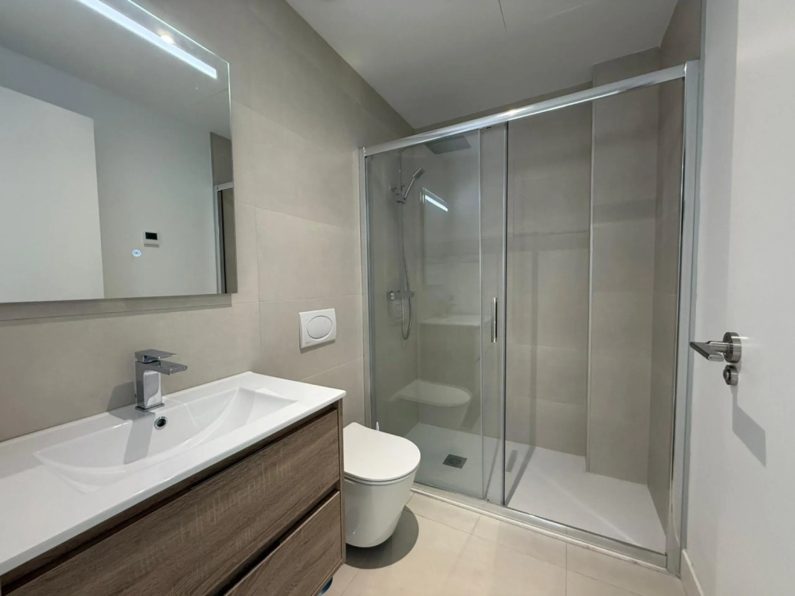 Welcome to this exclusive and modern apartment located in the sought-after area of Lomas del Higuerón.