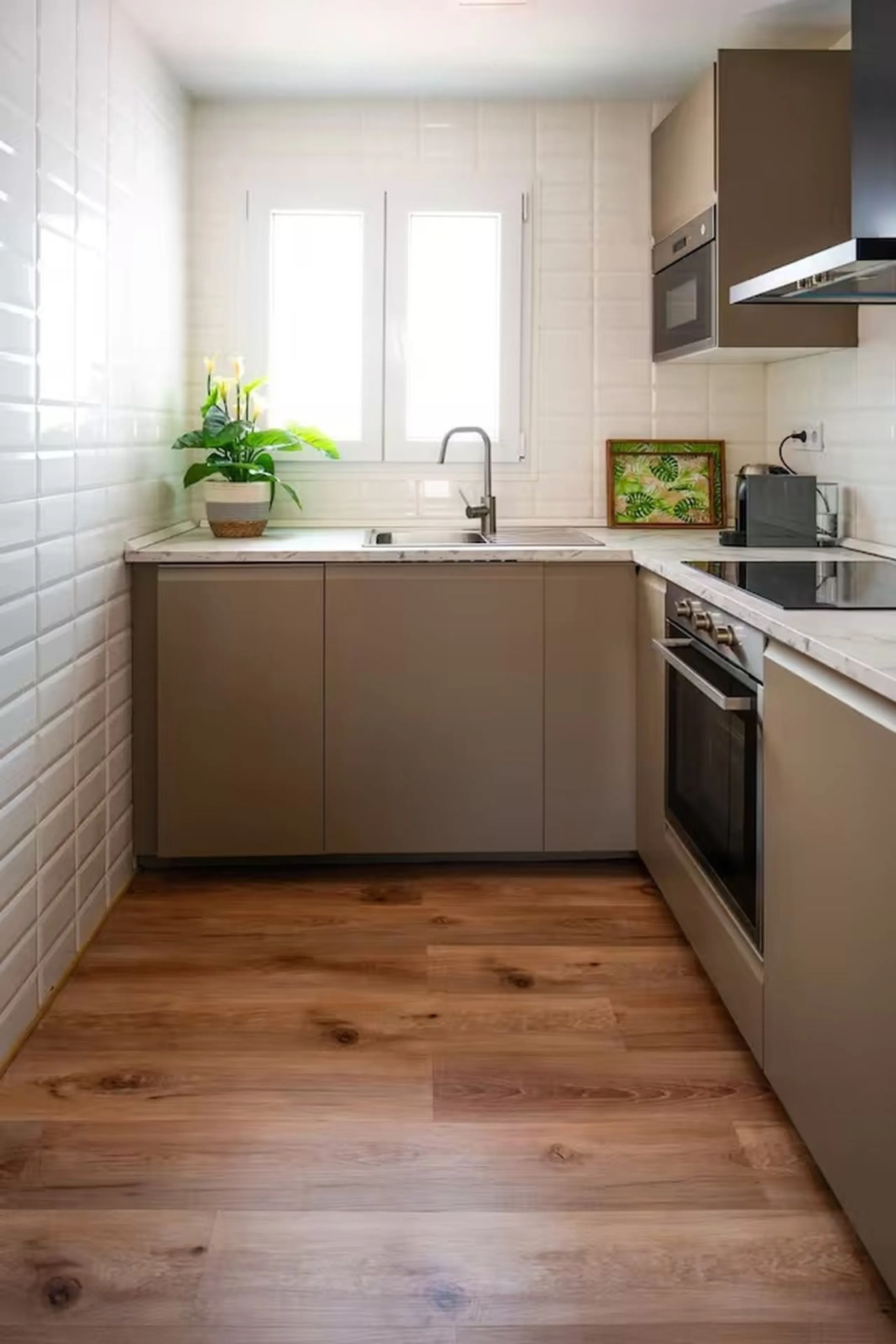 DUPLEX WITH MAGNIFICENT VIEWS - BRAND NEW! Ready to be enjoyed as a primary residence or for holiday rentals (licensed) or long-term stays. Access to the property is independent, via a steep staircase (no elevator) on the 3rd floor. The duplex features a 