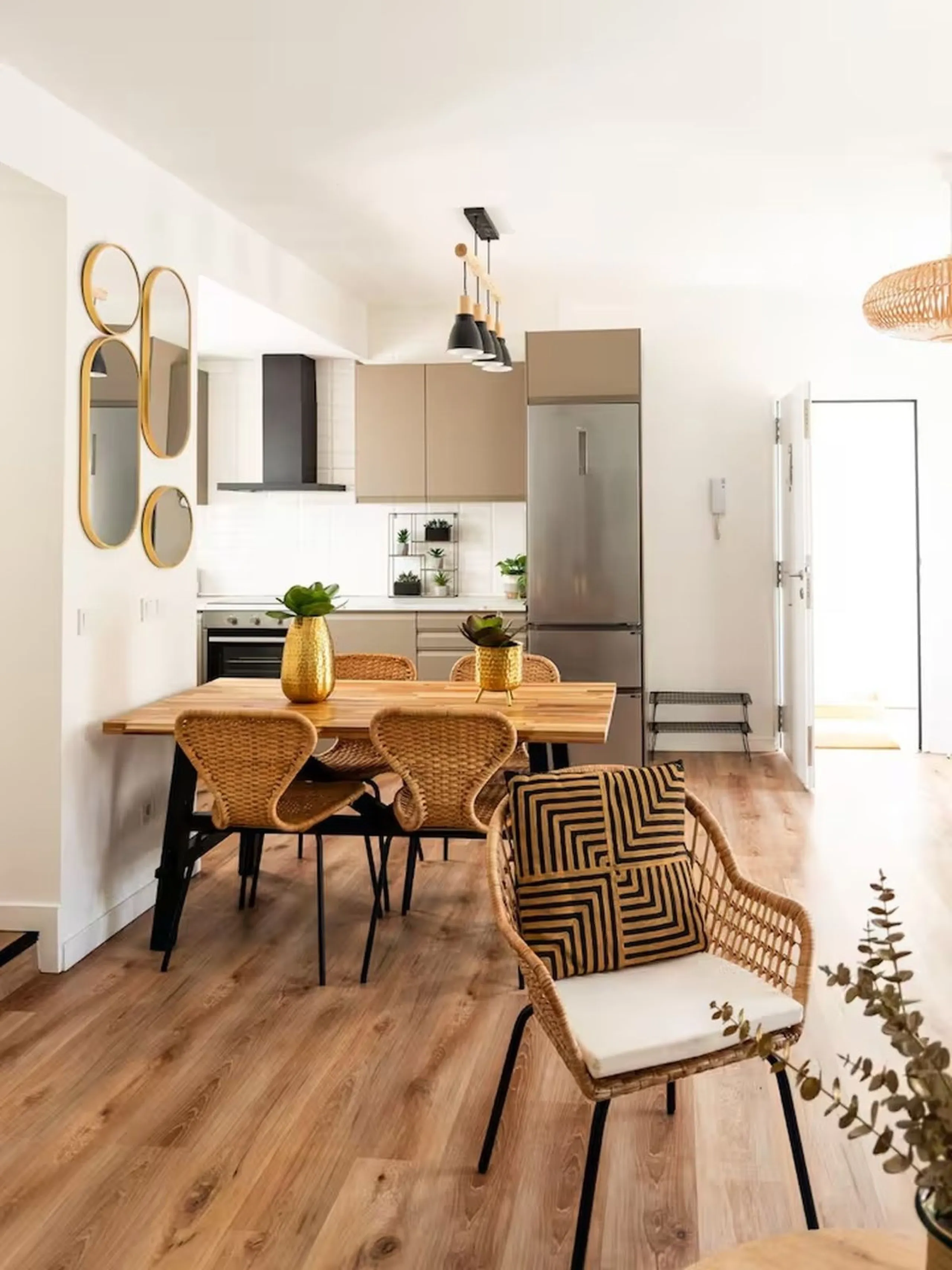 DUPLEX WITH MAGNIFICENT VIEWS - BRAND NEW! Ready to be enjoyed as a primary residence or for holiday rentals (licensed) or long-term stays. Access to the property is independent, via a steep staircase (no elevator) on the 3rd floor. The duplex features a 
