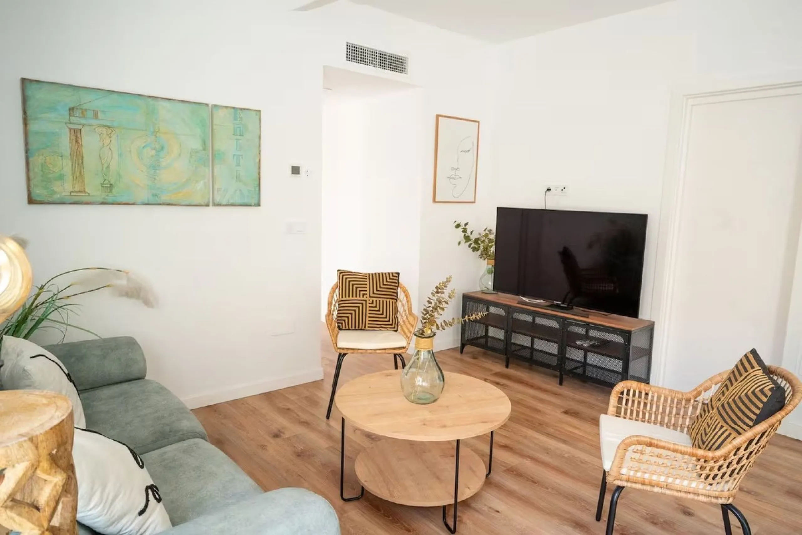 DUPLEX WITH MAGNIFICENT VIEWS - BRAND NEW! Ready to be enjoyed as a primary residence or for holiday rentals (licensed) or long-term stays. Access to the property is independent, via a steep staircase (no elevator) on the 3rd floor. The duplex features a 