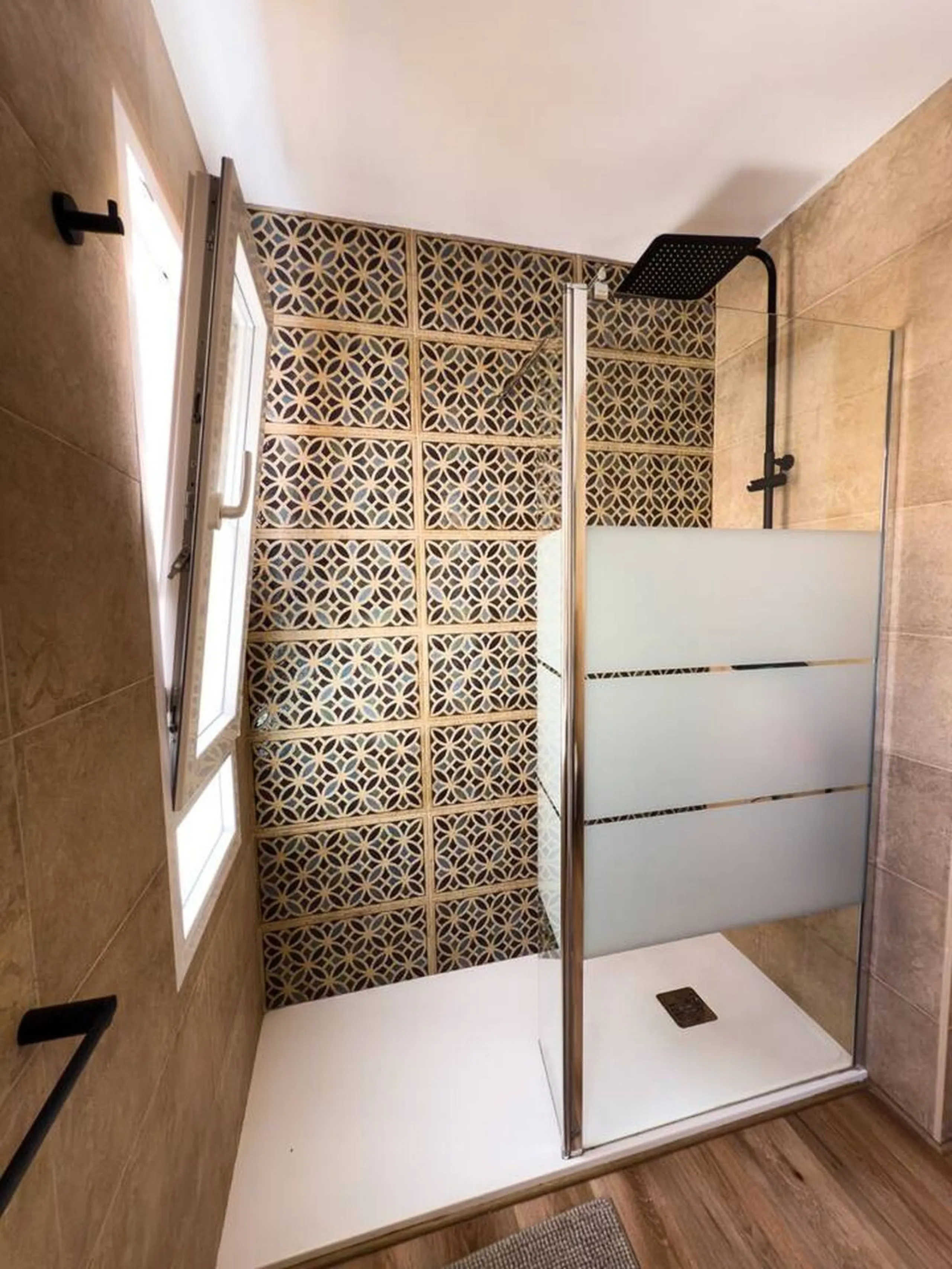 DUPLEX WITH MAGNIFICENT VIEWS - BRAND NEW! Ready to be enjoyed as a primary residence or for holiday rentals (licensed) or long-term stays. Access to the property is independent, via a steep staircase (no elevator) on the 3rd floor. The duplex features a 