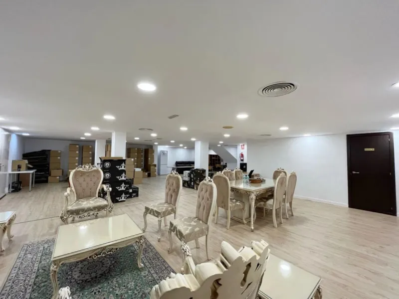 Situated on Marbella's main commercial artery, Avenida Ricardo Soriano, this commercial premises benefits from a prime central location in one of the city's most dynamic and established business areas. Surrounded by a wide range of shops, offices, banks, 