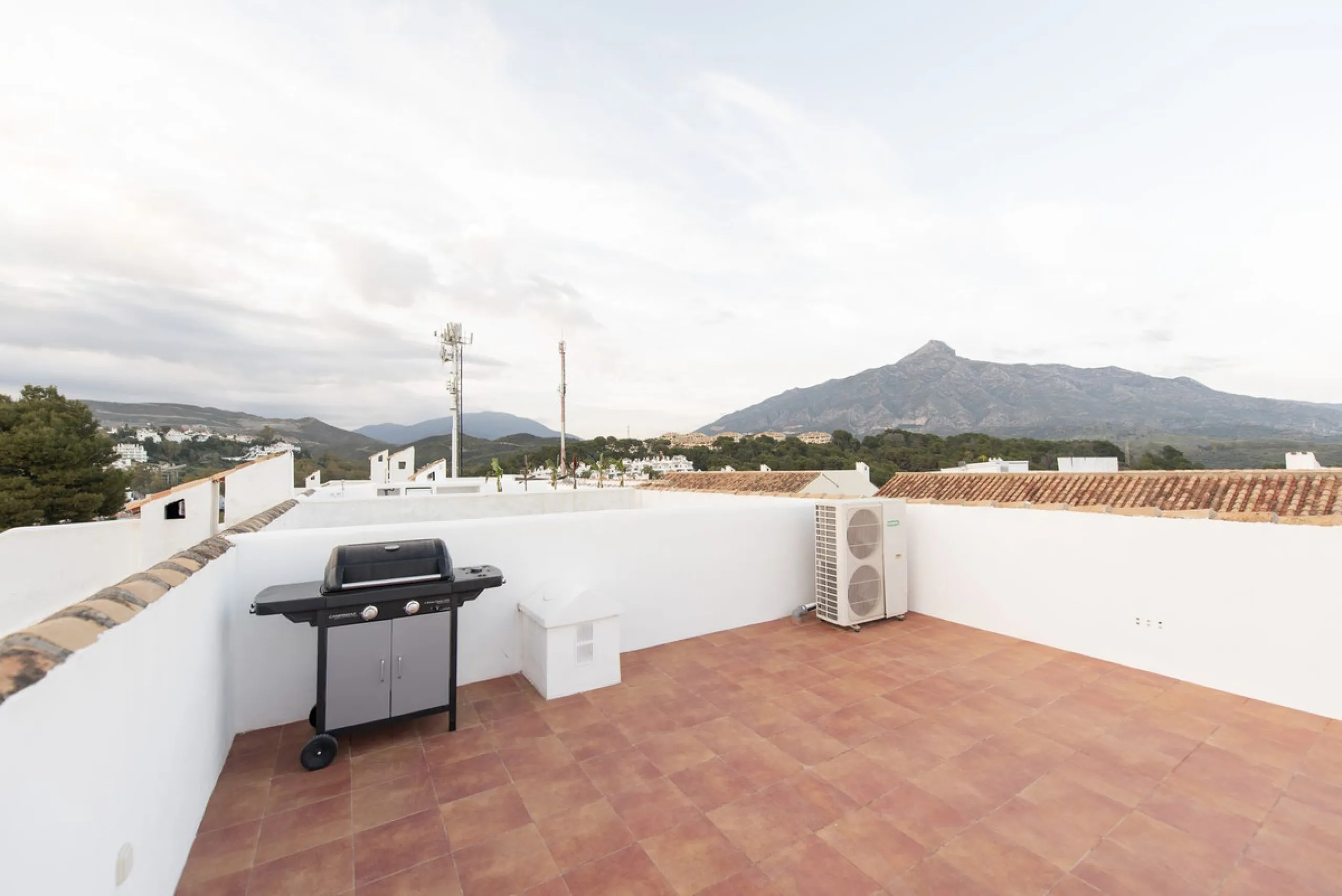 Discover this elegant, fully renovated west-facing townhouse, located in a quiet and well-maintained residential area in the heart of Aloha.