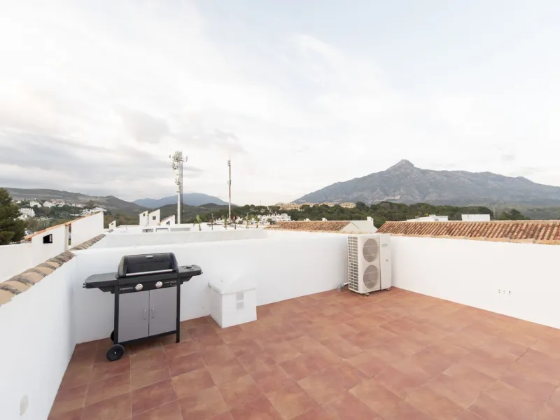 Discover this elegant, fully renovated west-facing townhouse, located in a quiet and well-maintained residential area in the heart of Aloha.