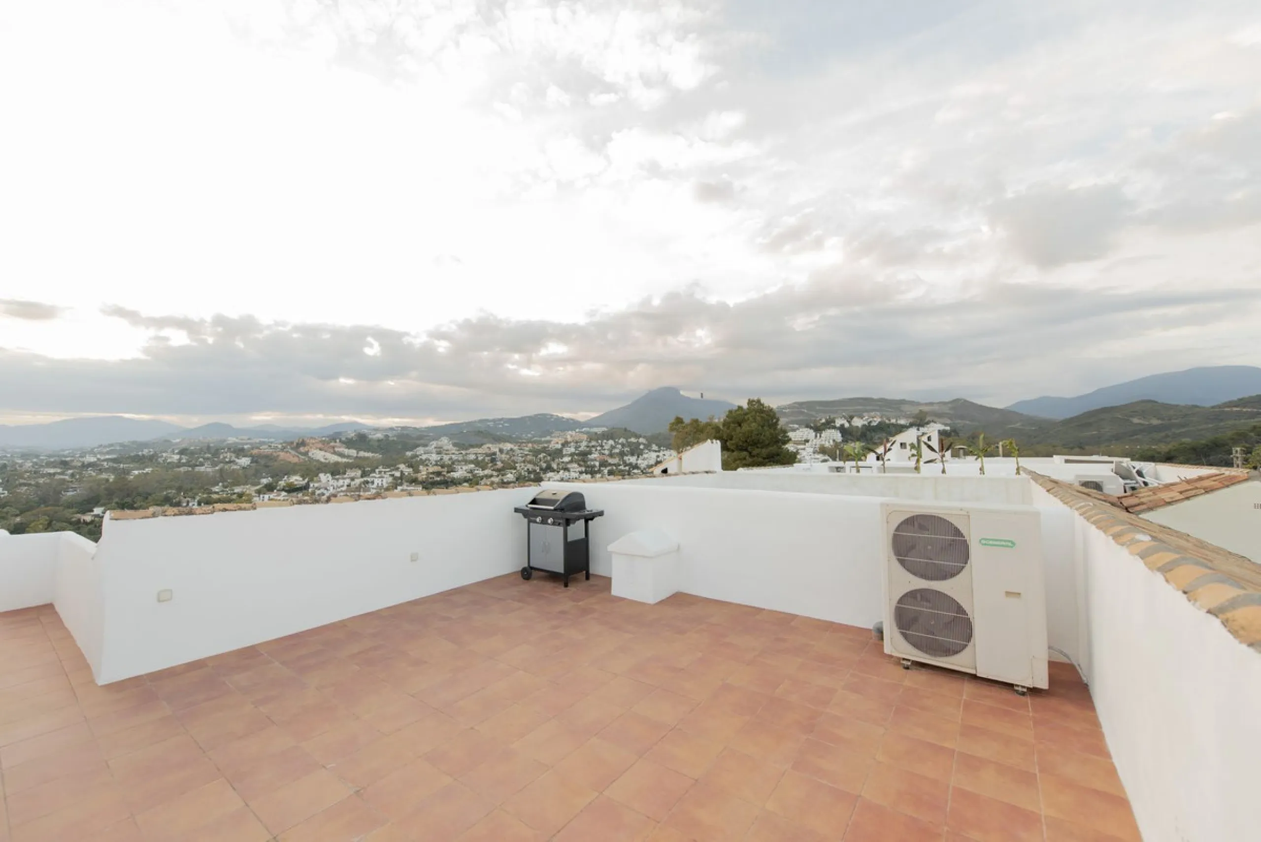 Discover this elegant, fully renovated west-facing townhouse, located in a quiet and well-maintained residential area in the heart of Aloha.