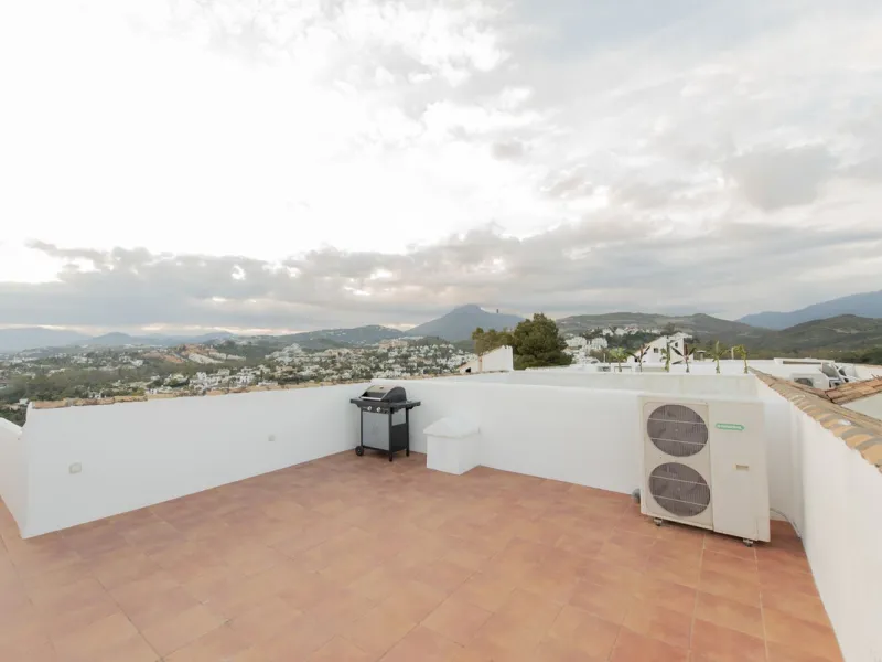 Discover this elegant, fully renovated west-facing townhouse, located in a quiet and well-maintained residential area in the heart of Aloha.