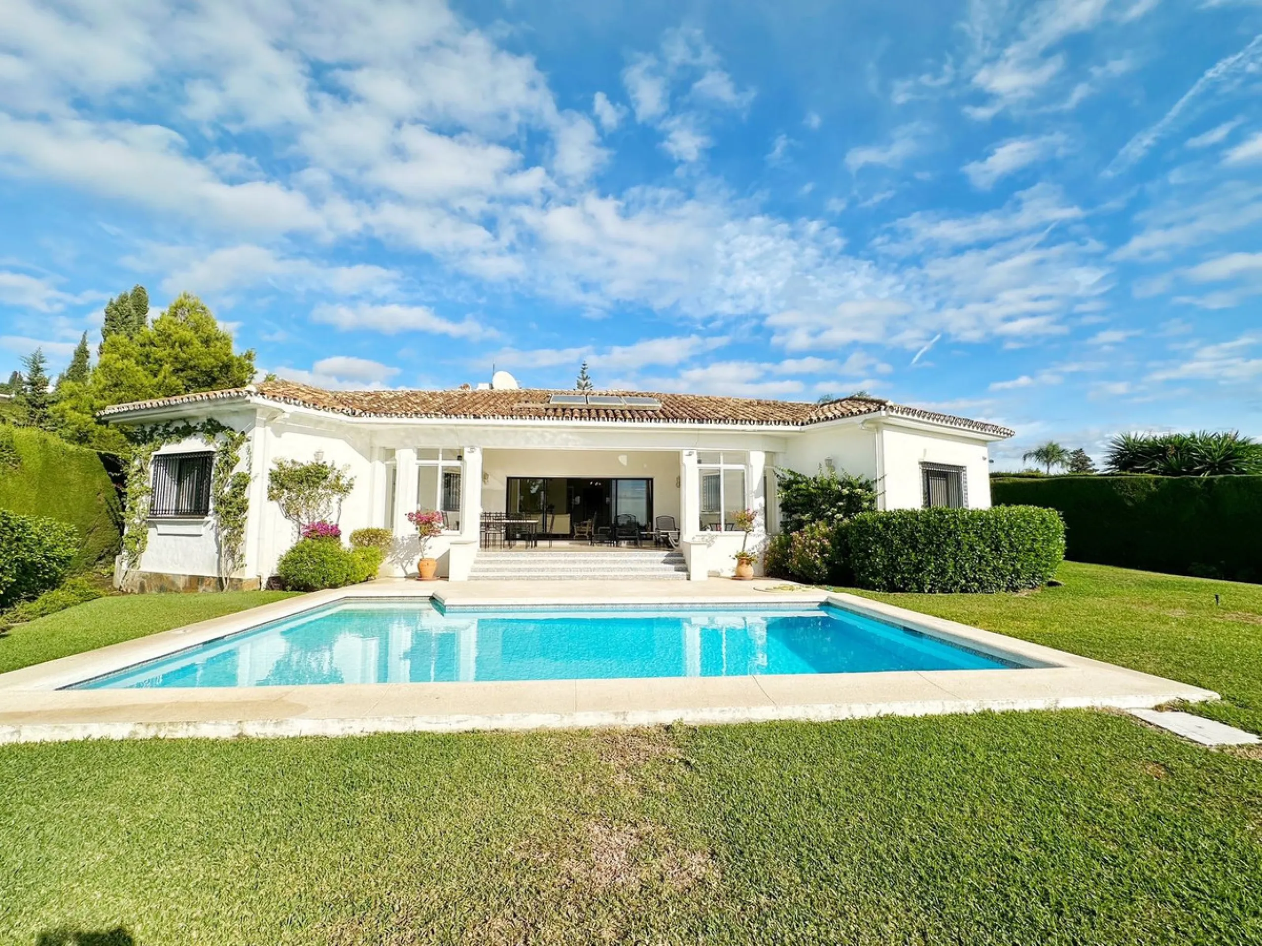 House - Detached Villa в продаже в El Paraiso, Málaga. В доме 4 спален и 3 ванных комнат. Площадь дома 450 м². Площадь участка 1670 м²