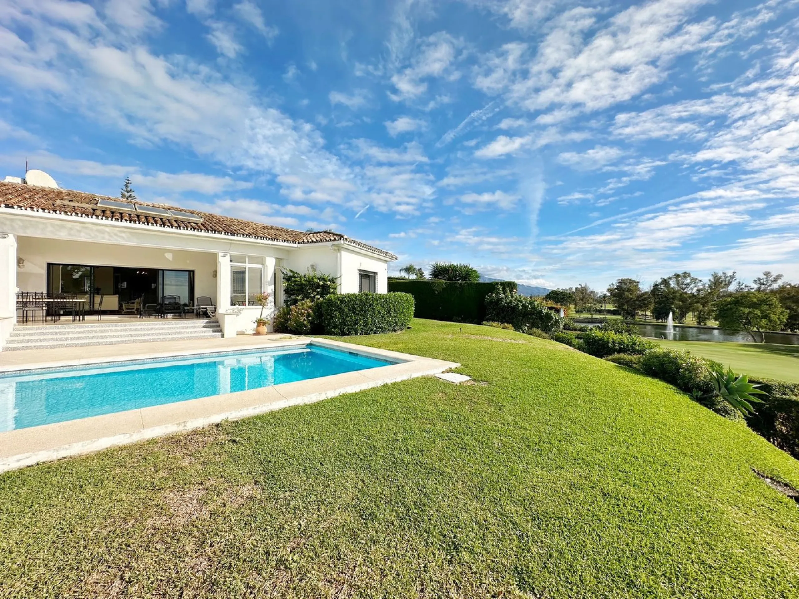 House - Detached Villa в продаже в El Paraiso, Málaga. В доме 4 спален и 3 ванных комнат. Площадь дома 450 м². Площадь участка 1670 м²