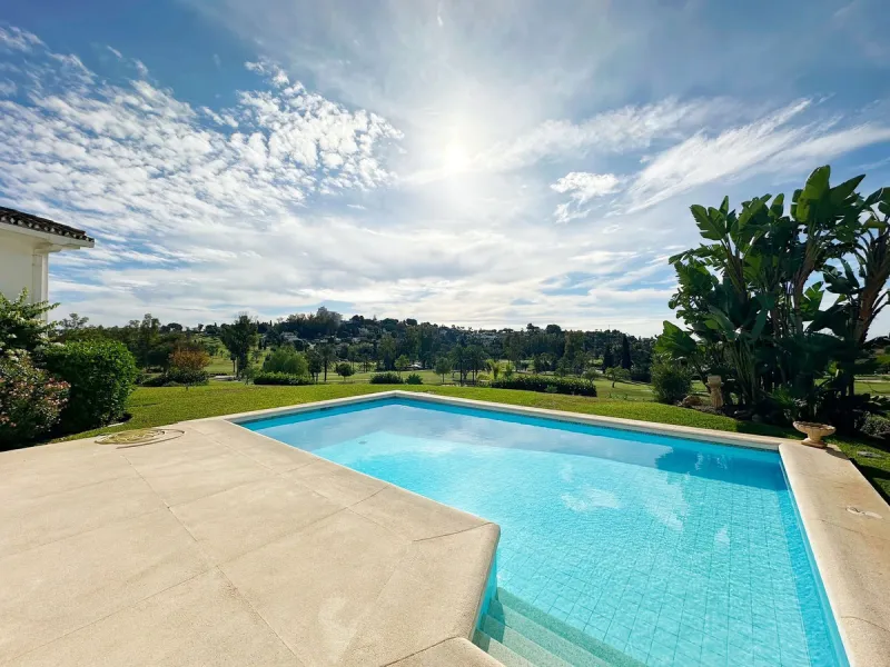 House - Detached Villa в продаже в El Paraiso, Málaga. В доме 4 спален и 3 ванных комнат. Площадь дома 450 м². Площадь участка 1670 м²