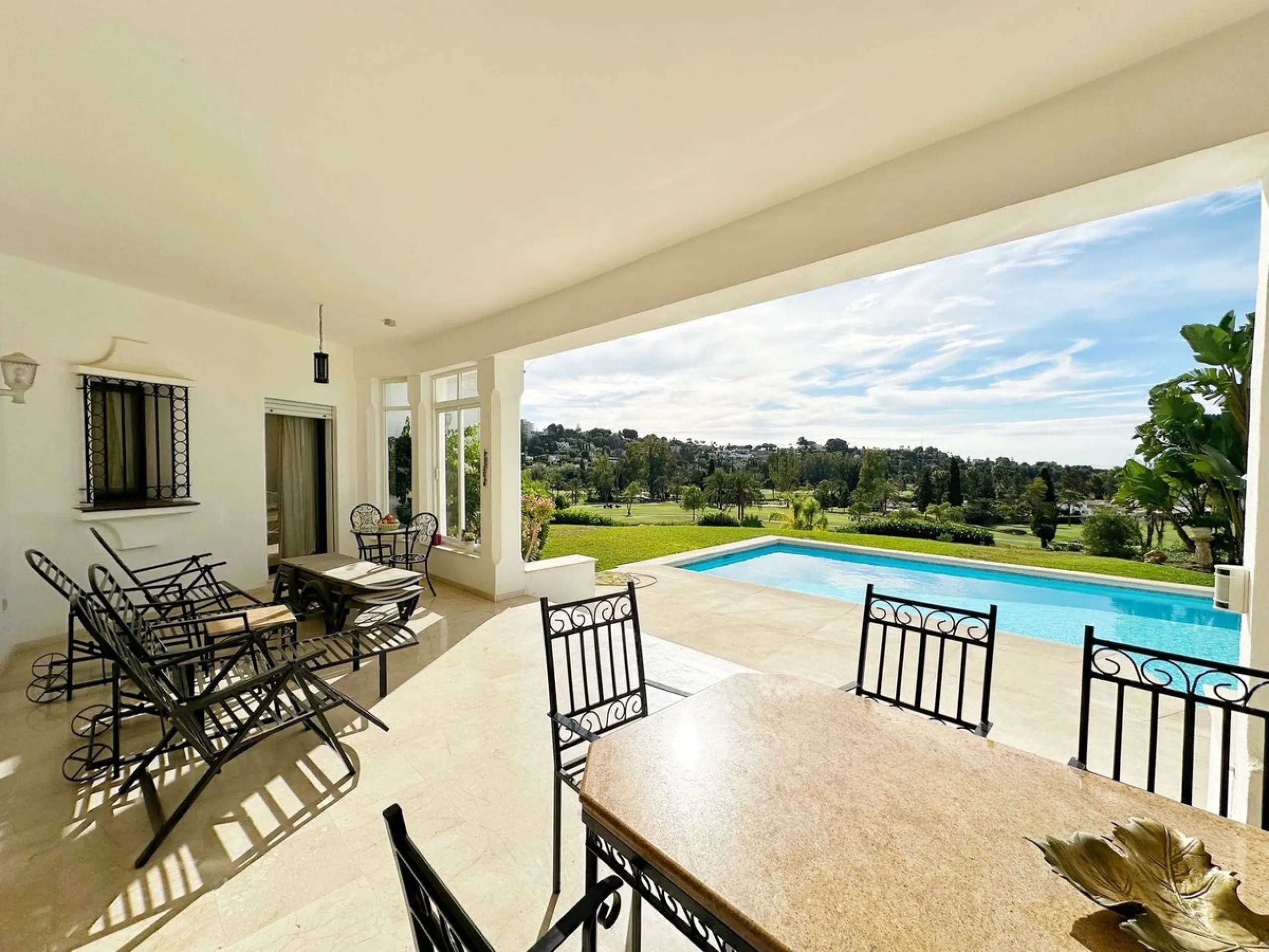 House - Detached Villa в продаже в El Paraiso, Málaga. В доме 4 спален и 3 ванных комнат. Площадь дома 450 м². Площадь участка 1670 м²