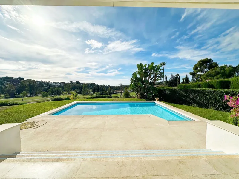 House - Detached Villa в продаже в El Paraiso, Málaga. В доме 4 спален и 3 ванных комнат. Площадь дома 450 м². Площадь участка 1670 м²