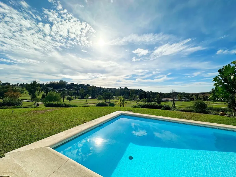 House - Detached Villa в продаже в El Paraiso, Málaga. В доме 4 спален и 3 ванных комнат. Площадь дома 450 м². Площадь участка 1670 м²