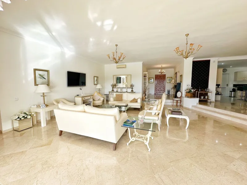 House - Detached Villa в продаже в El Paraiso, Málaga. В доме 4 спален и 3 ванных комнат. Площадь дома 450 м². Площадь участка 1670 м²