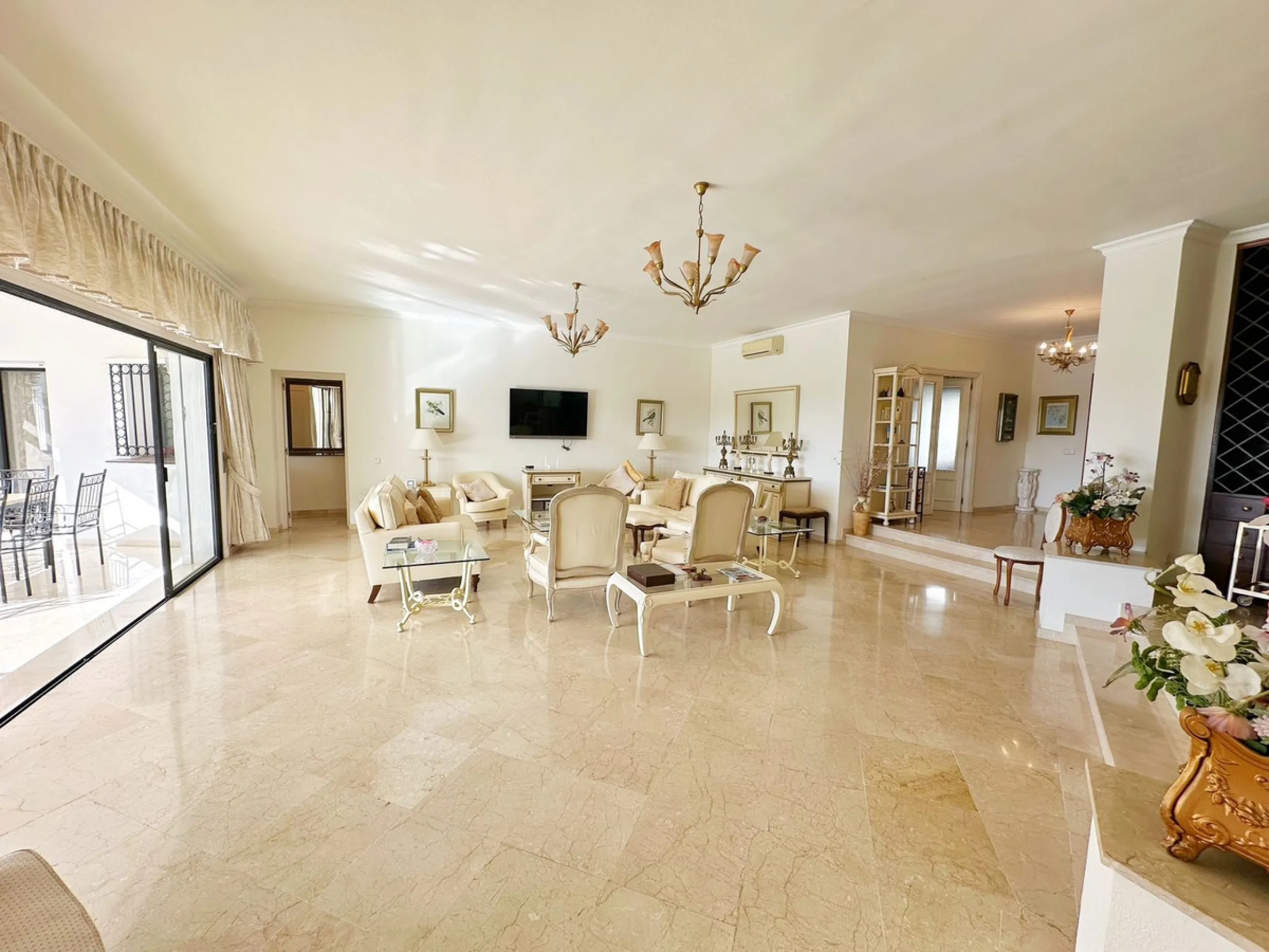 House - Detached Villa в продаже в El Paraiso, Málaga. В доме 4 спален и 3 ванных комнат. Площадь дома 450 м². Площадь участка 1670 м²