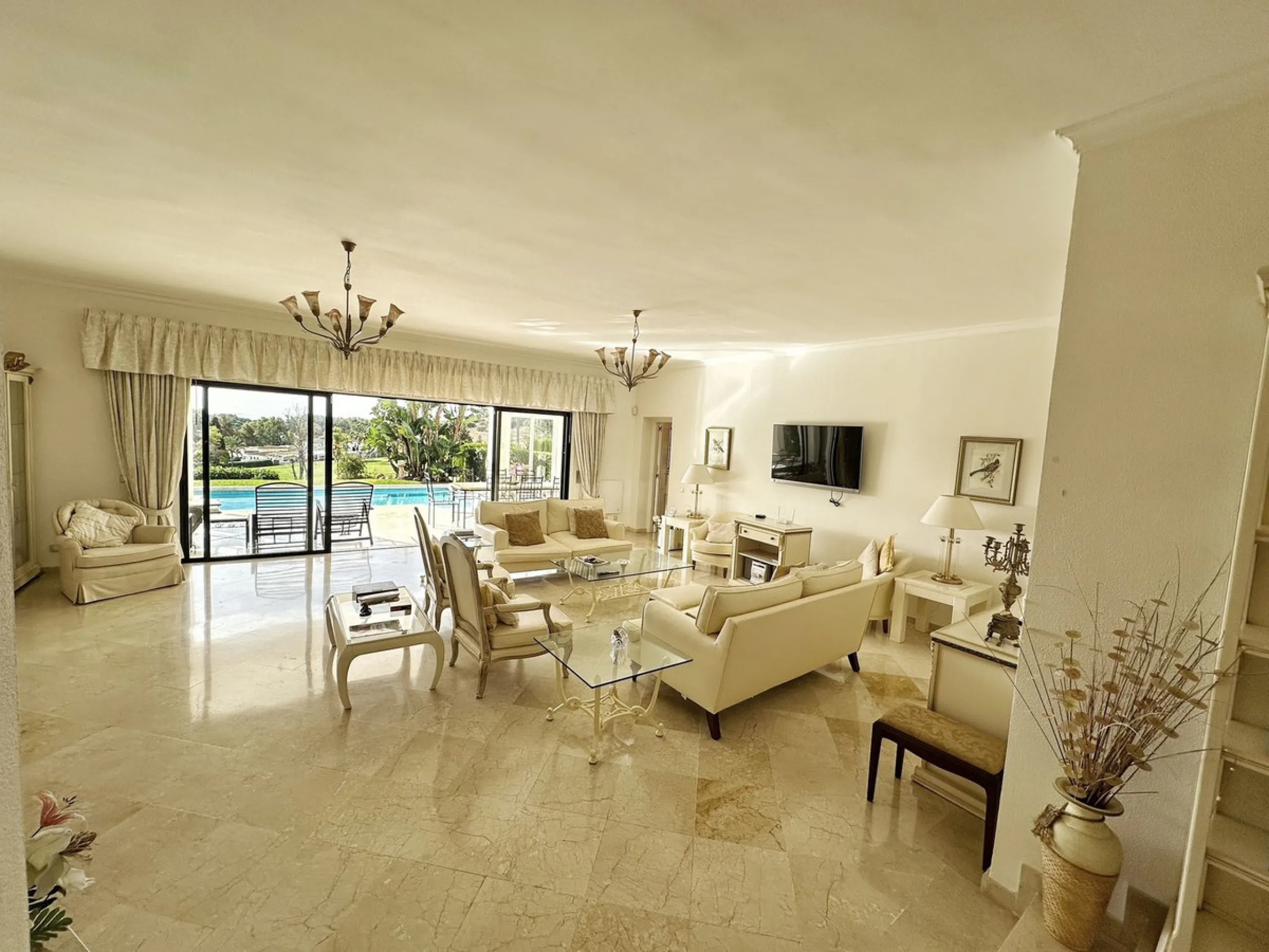 House - Detached Villa в продаже в El Paraiso, Málaga. В доме 4 спален и 3 ванных комнат. Площадь дома 450 м². Площадь участка 1670 м²