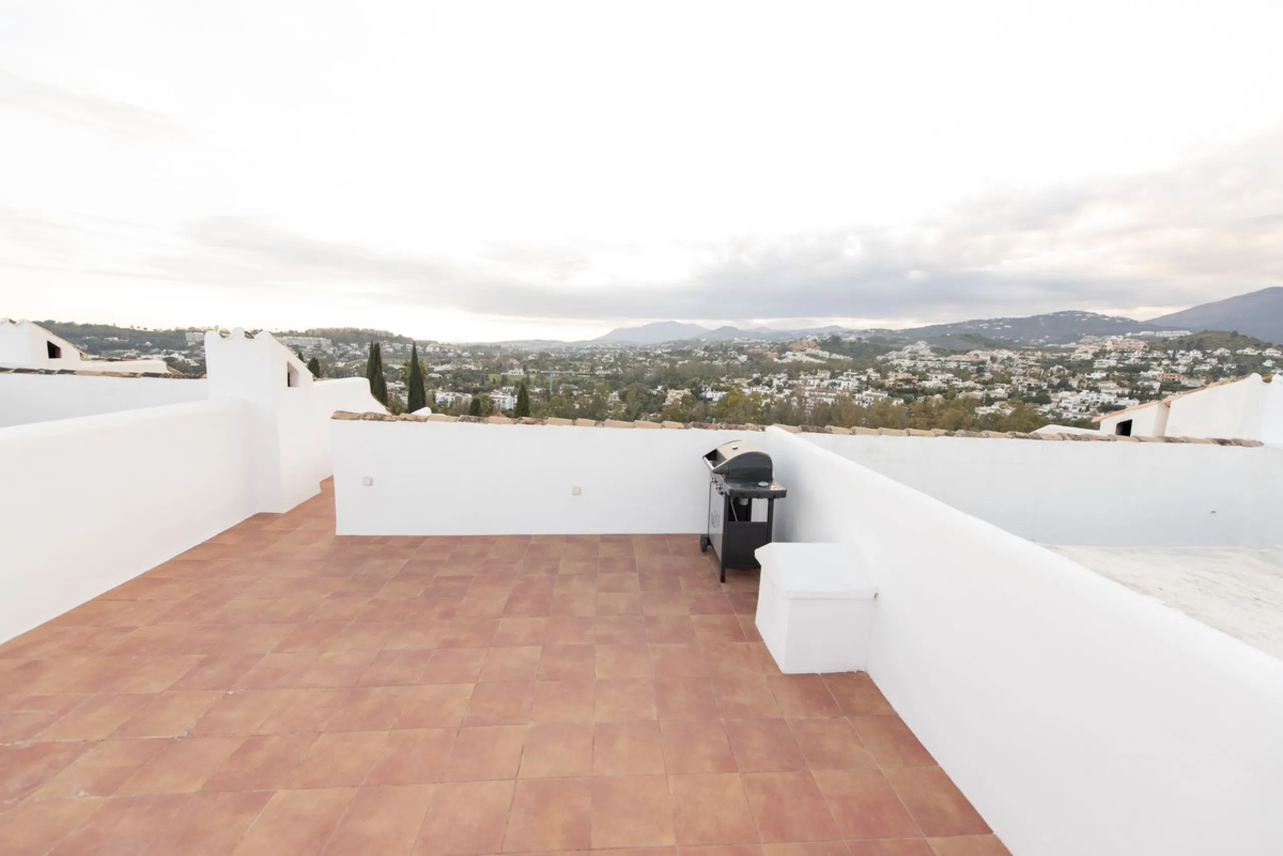 Discover this elegant, fully renovated west-facing townhouse, located in a quiet and well-maintained residential area in the heart of Aloha.