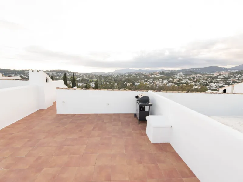 Discover this elegant, fully renovated west-facing townhouse, located in a quiet and well-maintained residential area in the heart of Aloha.