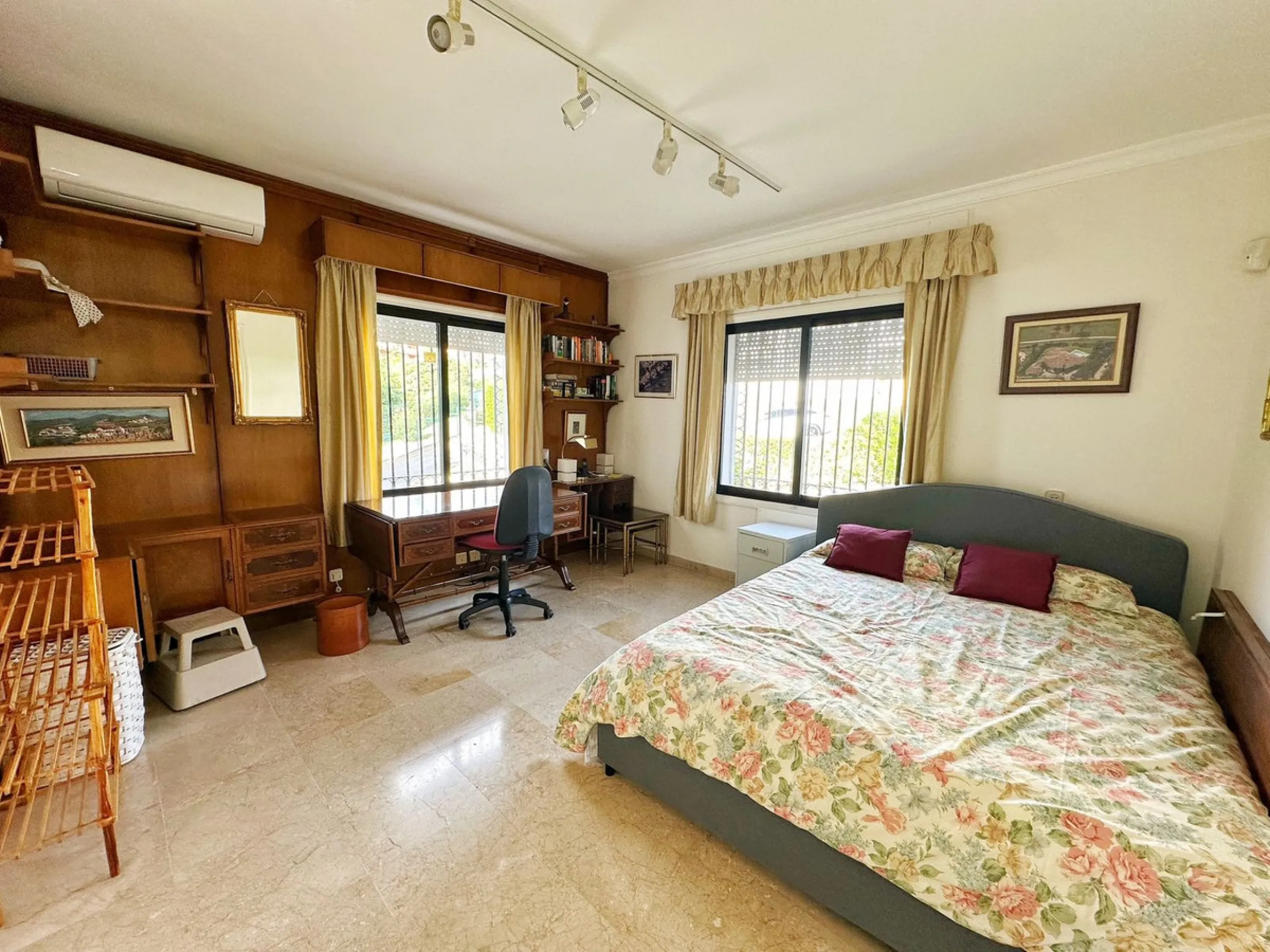 House - Detached Villa в продаже в El Paraiso, Málaga. В доме 4 спален и 3 ванных комнат. Площадь дома 450 м². Площадь участка 1670 м²