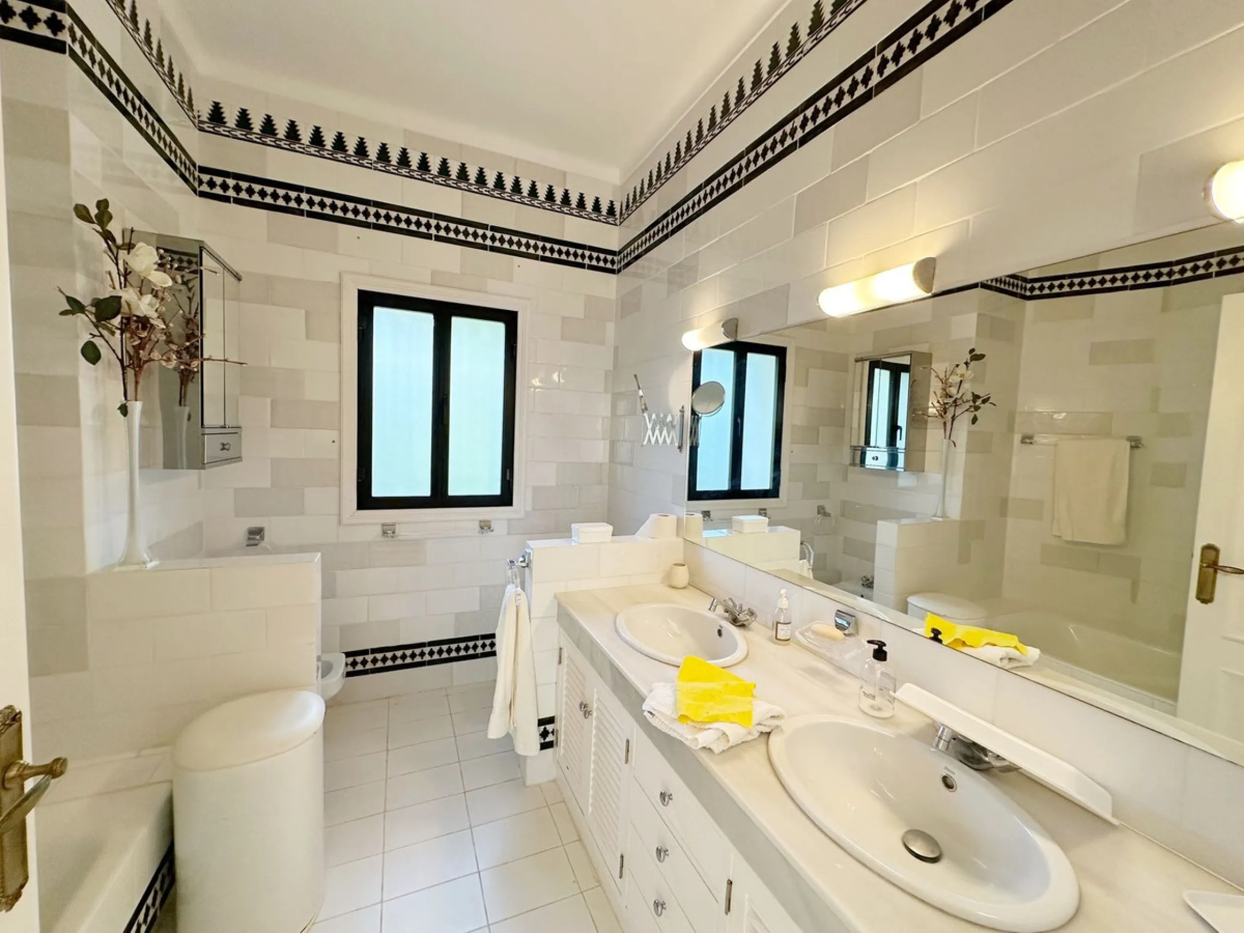 House - Detached Villa в продаже в El Paraiso, Málaga. В доме 4 спален и 3 ванных комнат. Площадь дома 450 м². Площадь участка 1670 м²