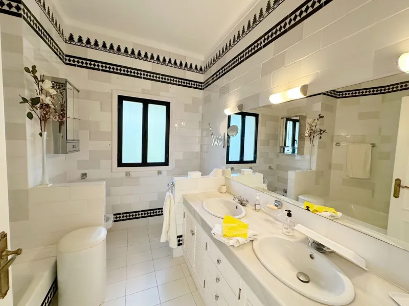 House - Detached Villa в продаже в El Paraiso, Málaga. В доме 4 спален и 3 ванных комнат. Площадь дома 450 м². Площадь участка 1670 м²